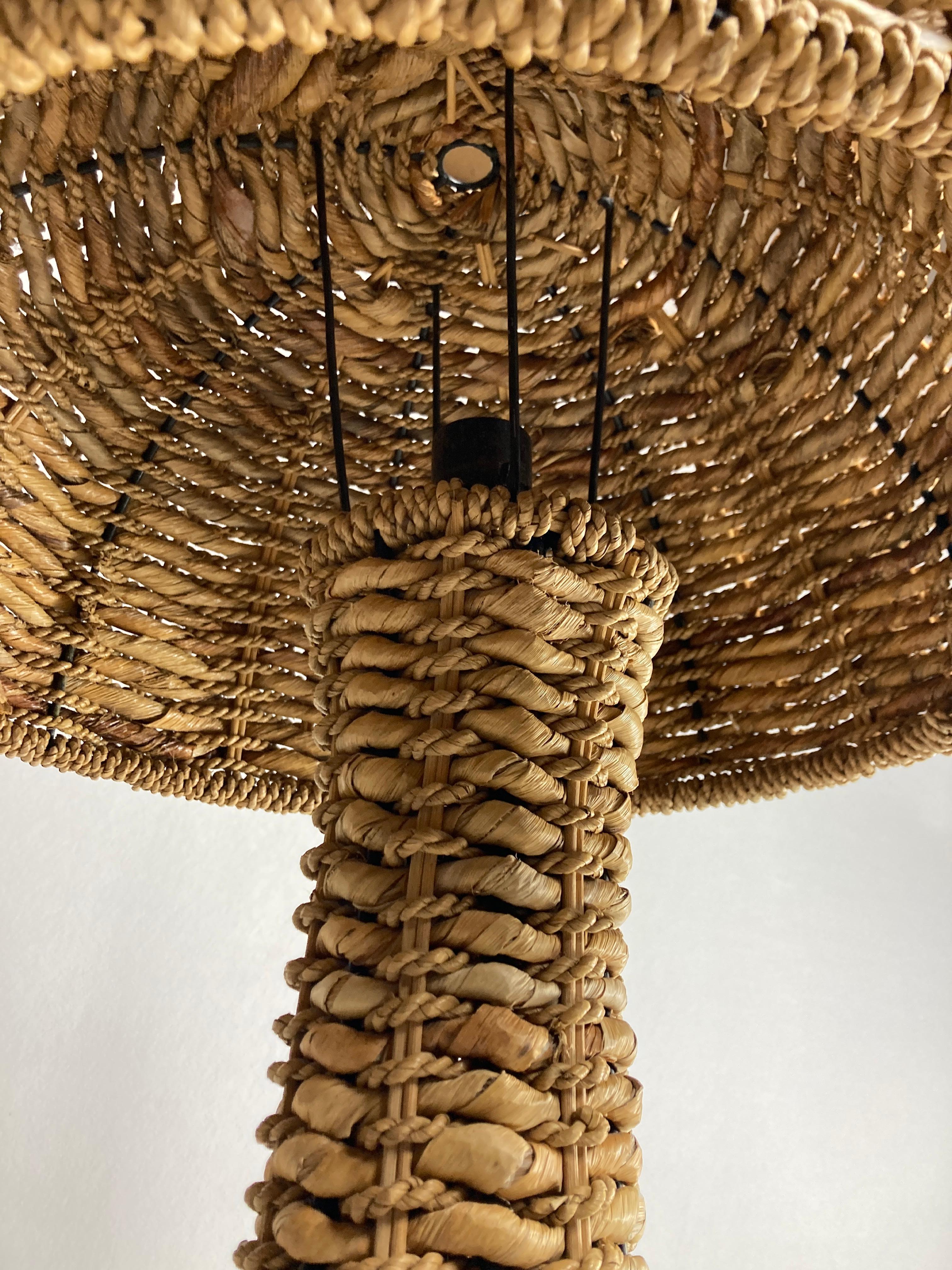 Lámpara de pie en forma de seta de hoja de plátano tejida en ratán holandés, años 60 en venta 9