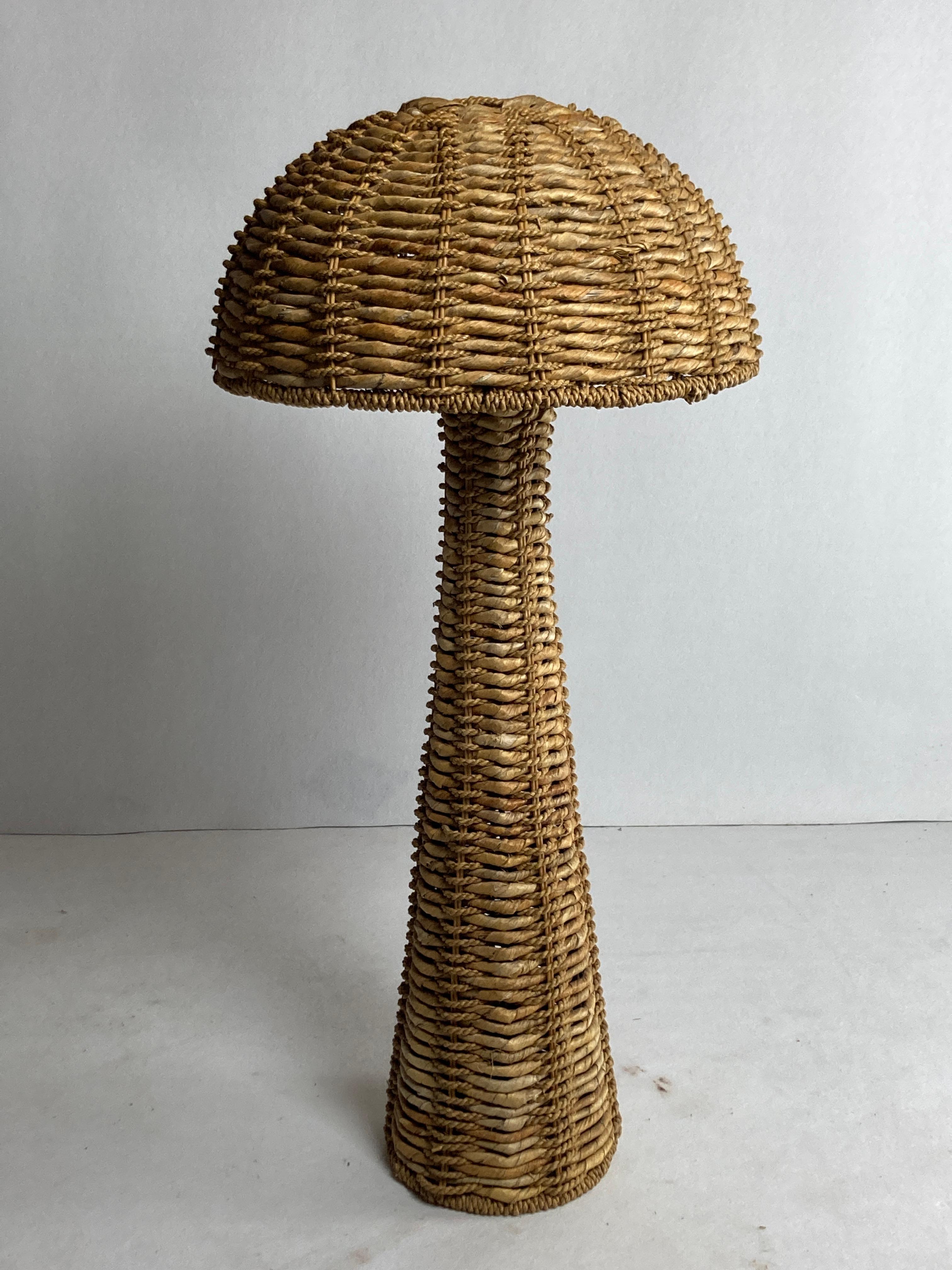 Preciosa lámpara de pie de hoja de plátano tejida con pantalla de seta en proporciones perfectas ( 104 cm por 48 cm ). Esta lámpara de pie data de los años 60-70 y está en muy buen estado, sin defectos dignos de mención, no le falta ninguna pieza,