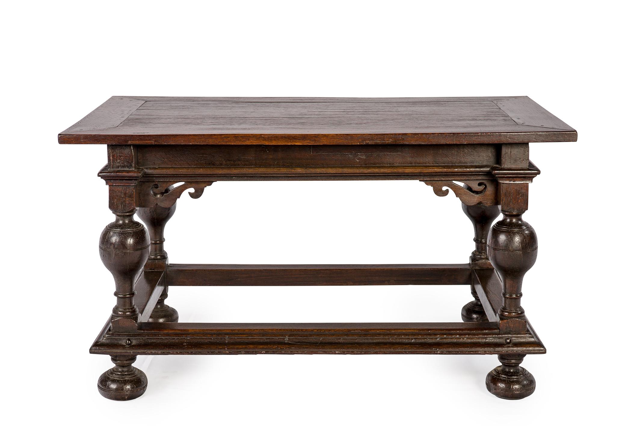 Cette belle table renaissance est fabriquée en chêne d'été européen massif de la plus haute qualité aux Pays-Bas vers 1680. Il s'agit d'une table renaissance néerlandaise typique (appelée bolpoottafel) avec ses pieds tournés et son tablier sculpté.