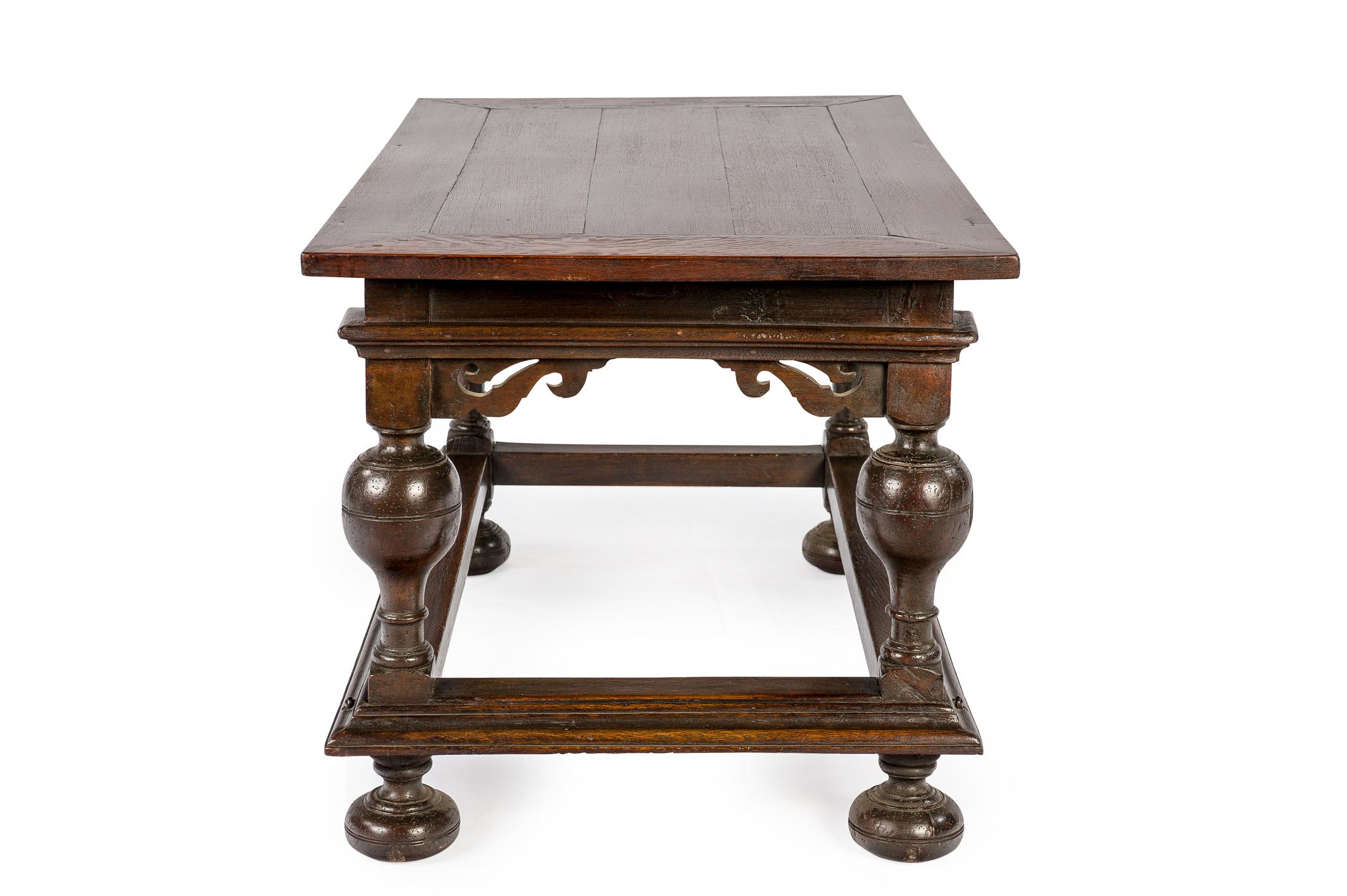 Néerlandais Table en chêne teinté de style Renaissance néerlandaise, vers 1680 en vente