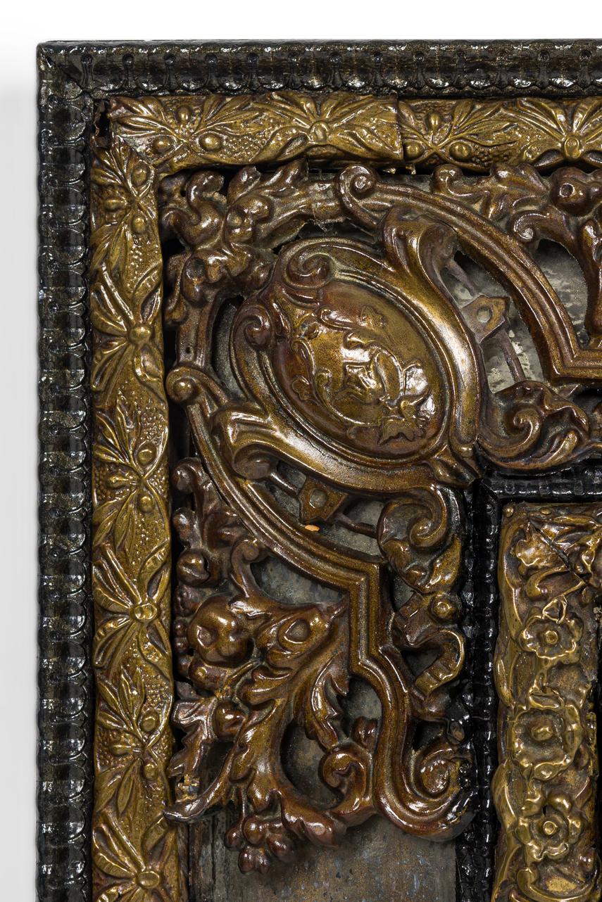 Biedermeier Specchio olandese in vetro e ottone Repouse in vendita