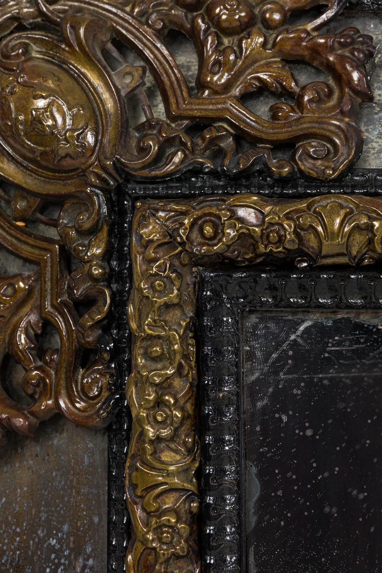 Intagliato Specchio olandese in vetro e ottone Repouse in vendita