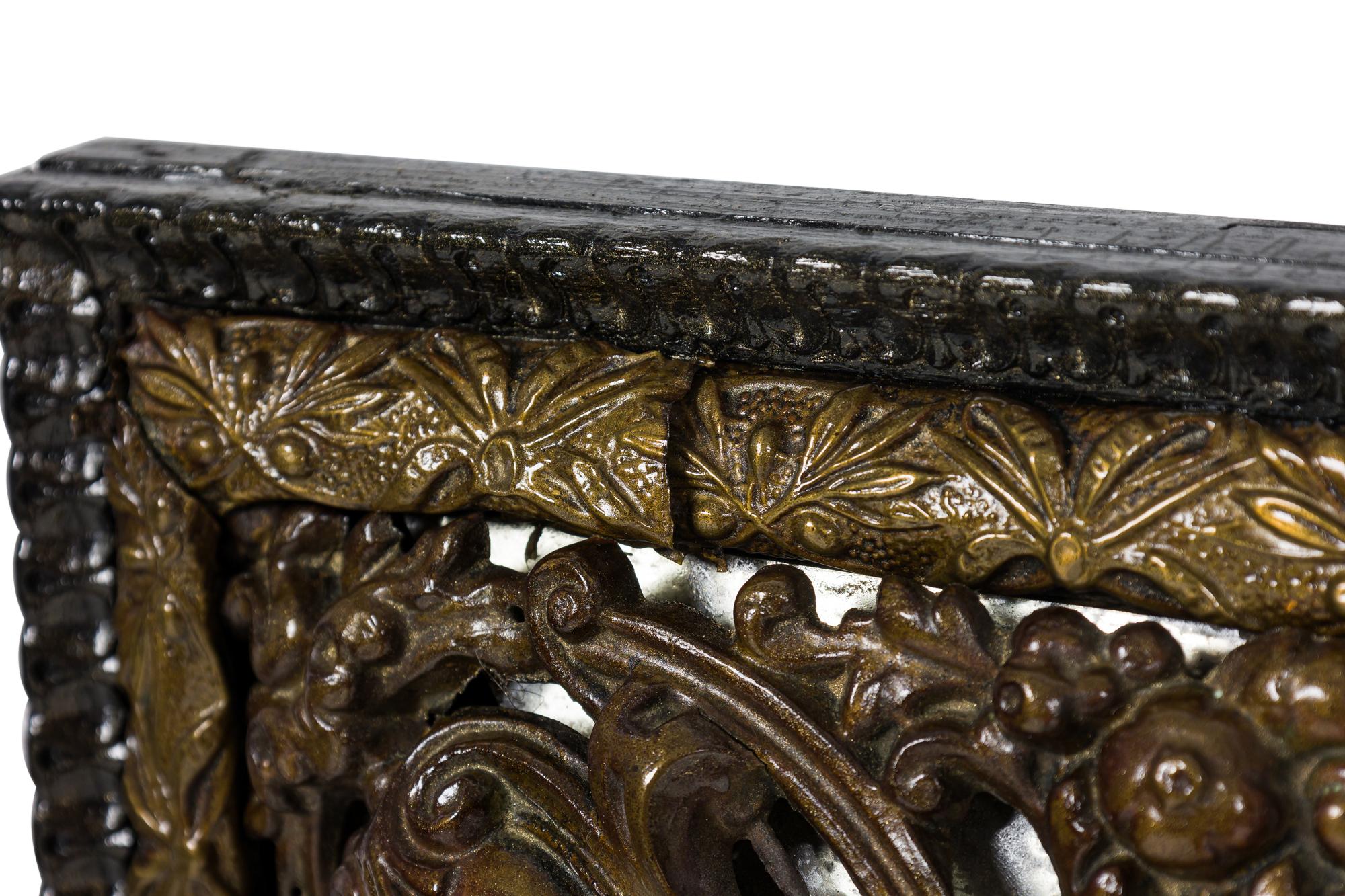 Specchio olandese in vetro e ottone Repouse In condizioni buone in vendita a Queens, NY