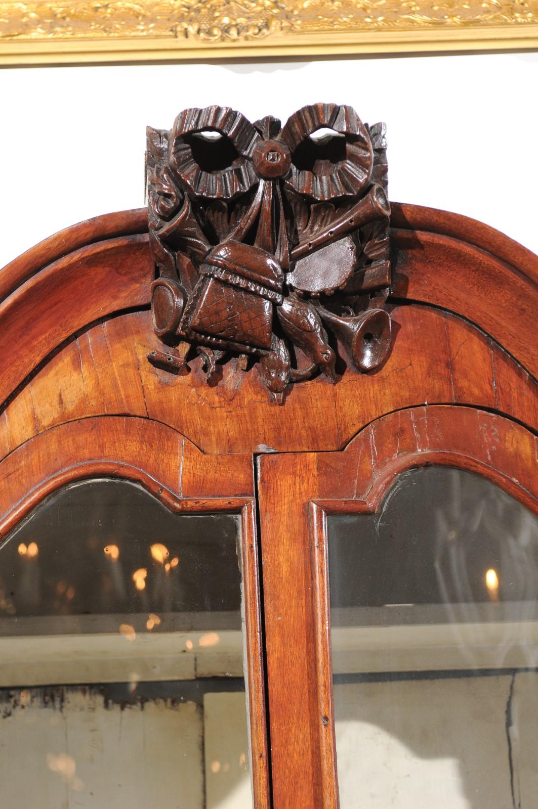Vitrine hollandaise rococo des années 1780 en noyer avec coffre bombé, portes vitrées, trophée de chasse en vente 2