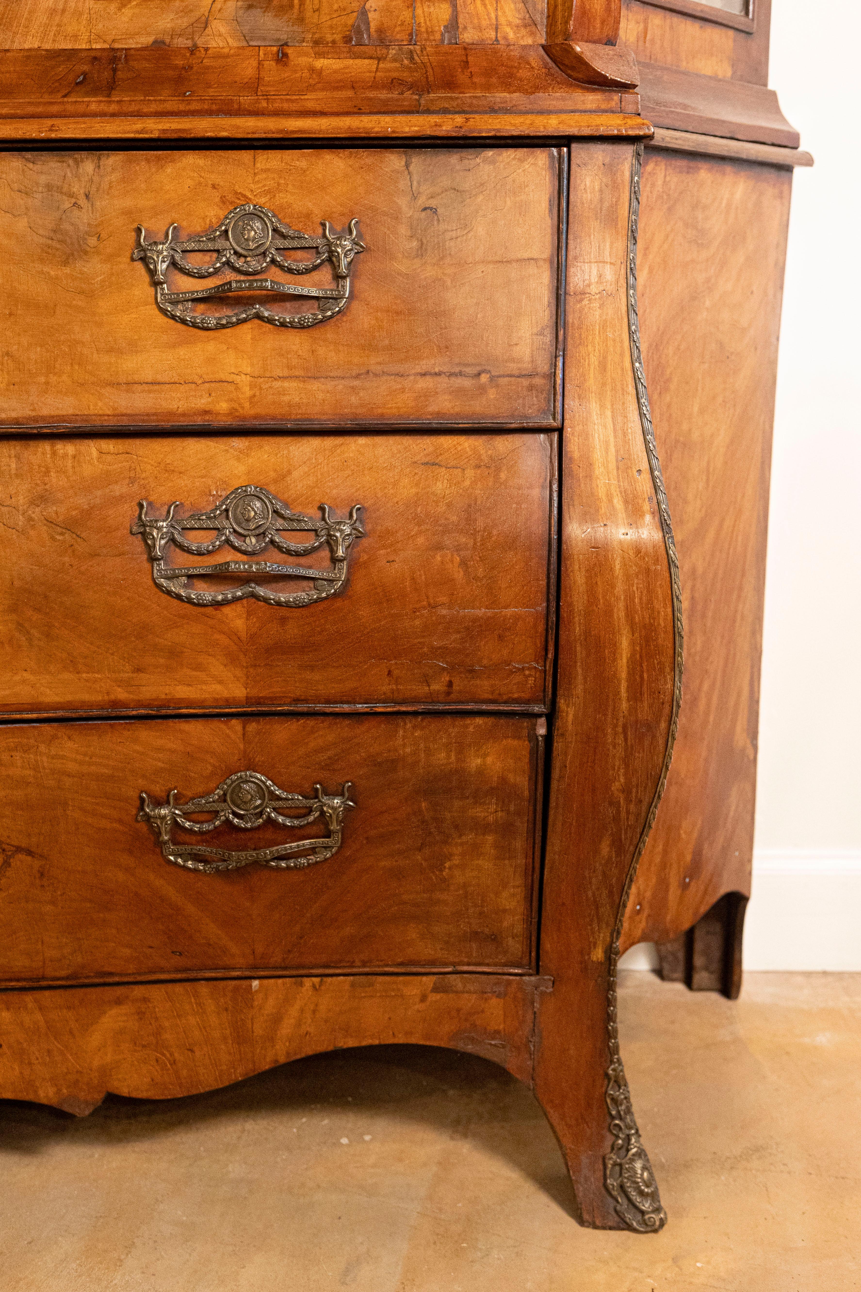 Dutch Rococo 1780s Walnut Vitrine with Bombé Chest, Glass Doors, Hunting Trophy For Sale 4