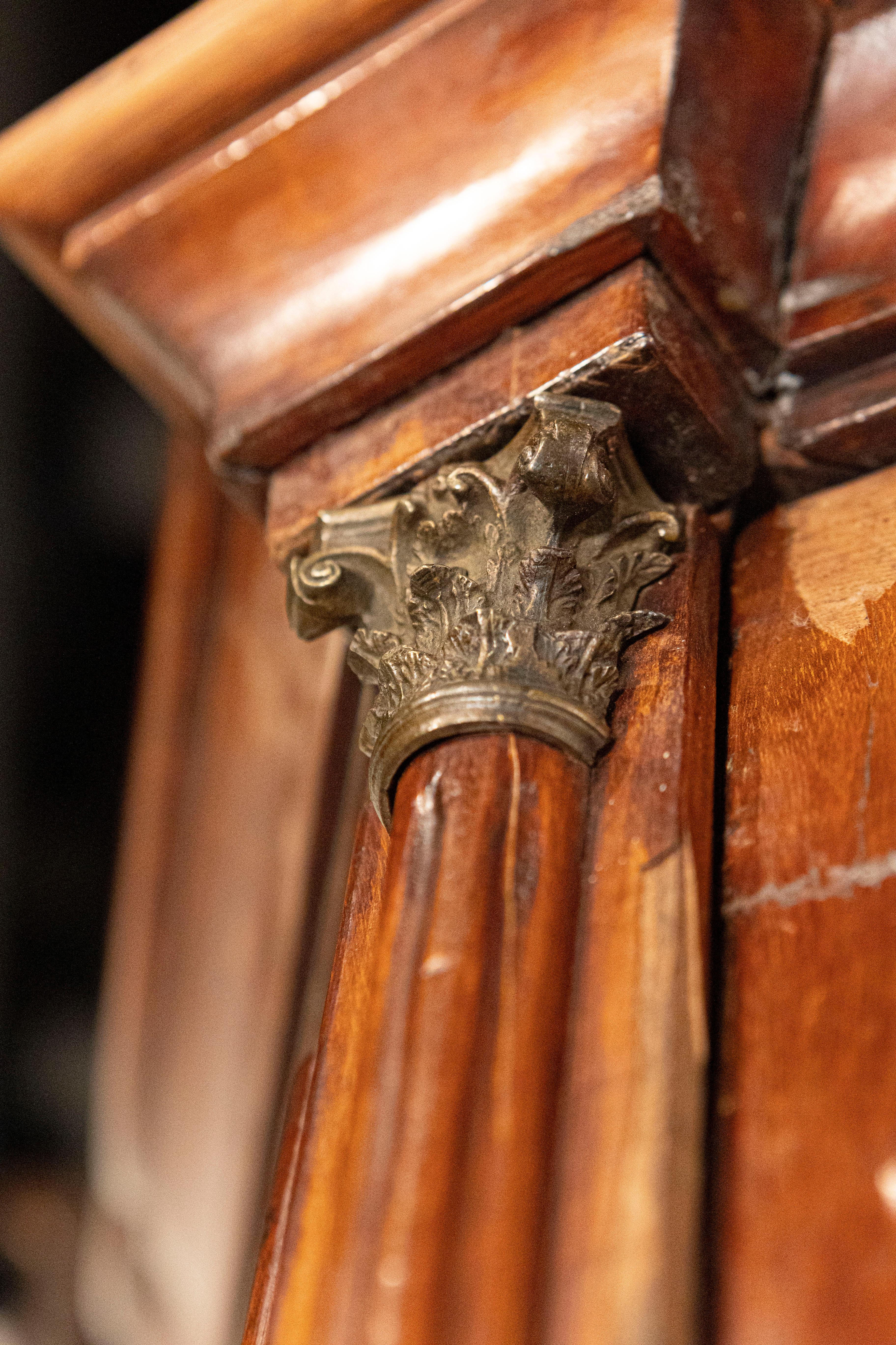 Dutch Rococo 1780s Walnut Vitrine with Bombé Chest, Glass Doors, Hunting Trophy For Sale 5