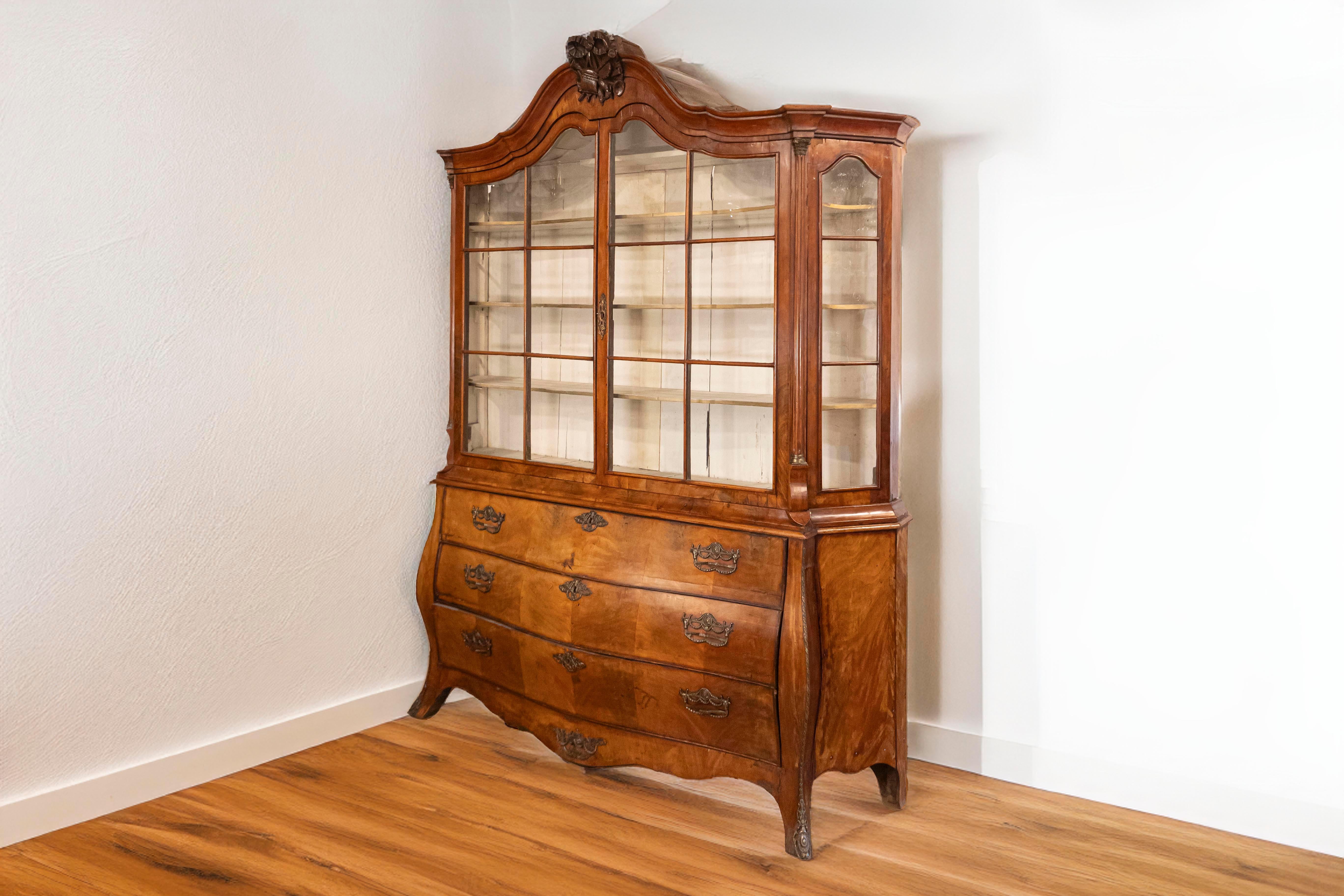 Dutch Rococo 1780s Walnut Vitrine with Bombé Chest, Glass Doors, Hunting Trophy In Good Condition For Sale In Atlanta, GA