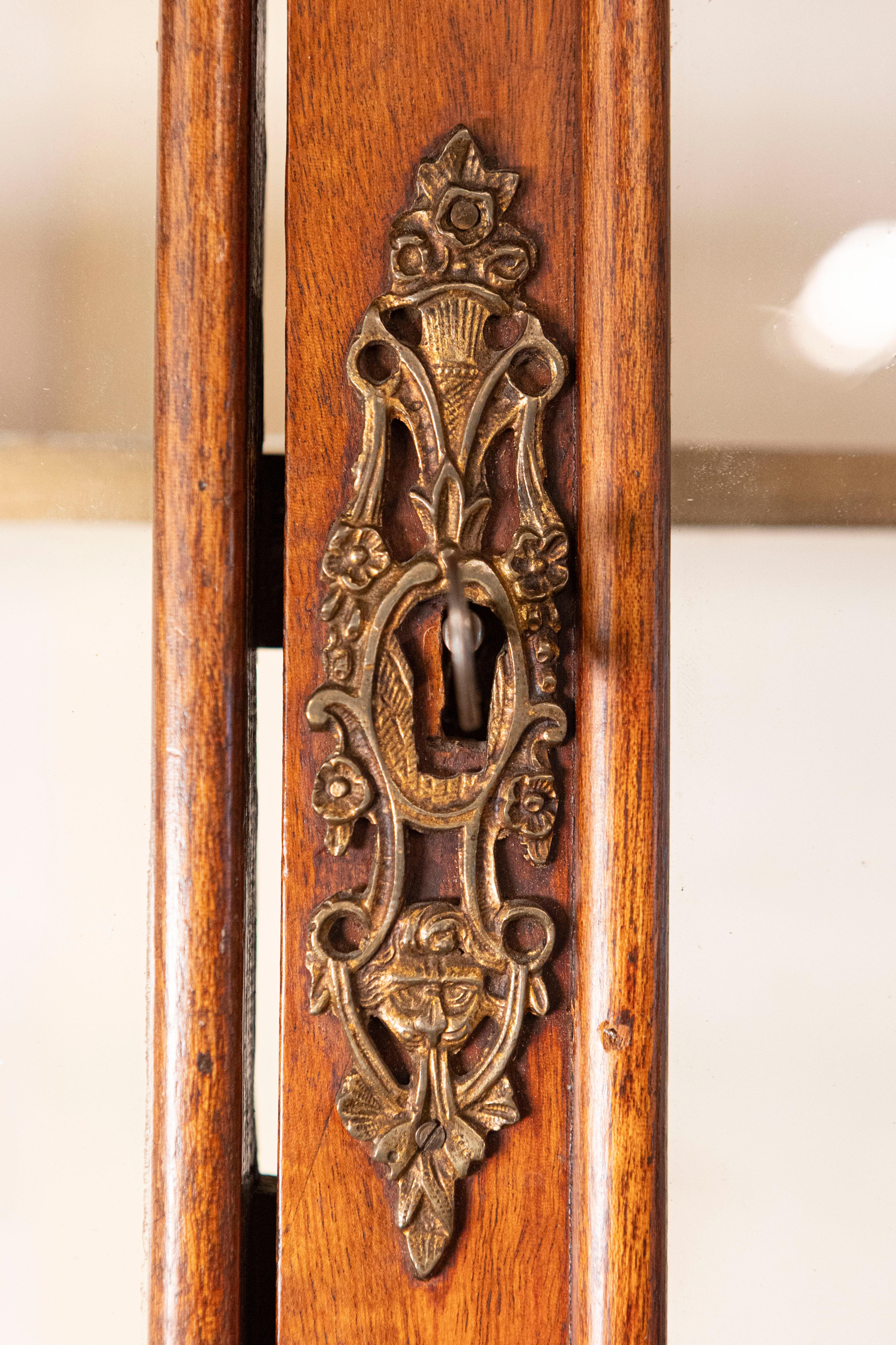 Dutch Rococo 1780s Walnut Vitrine with Bombé Chest, Glass Doors, Hunting Trophy For Sale 1