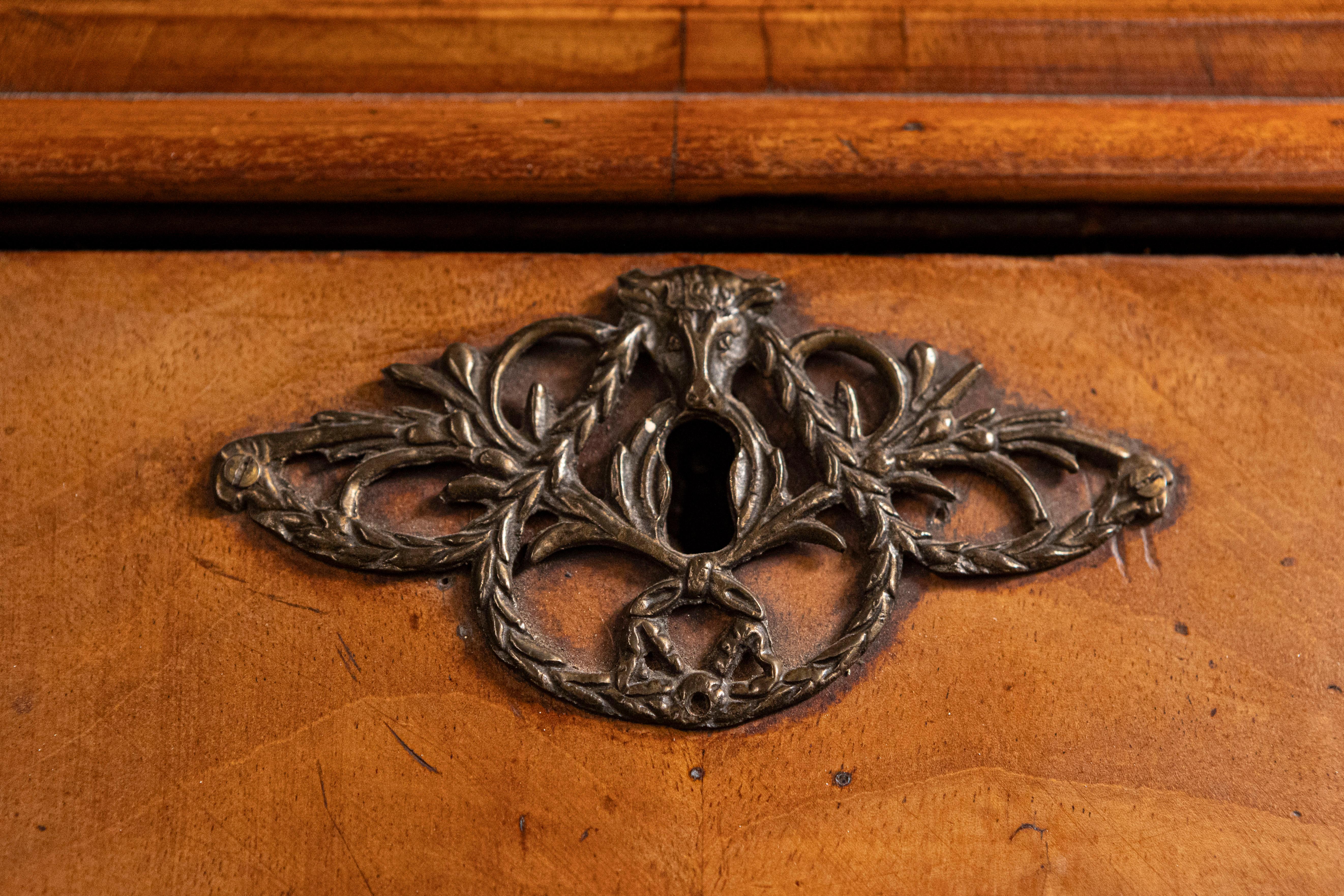 Dutch Rococo 1780s Walnut Vitrine with Bombé Chest, Glass Doors, Hunting Trophy For Sale 2