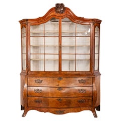 Vitrine hollandaise rococo des années 1780 en noyer avec coffre bombé, portes vitrées, trophée de chasse