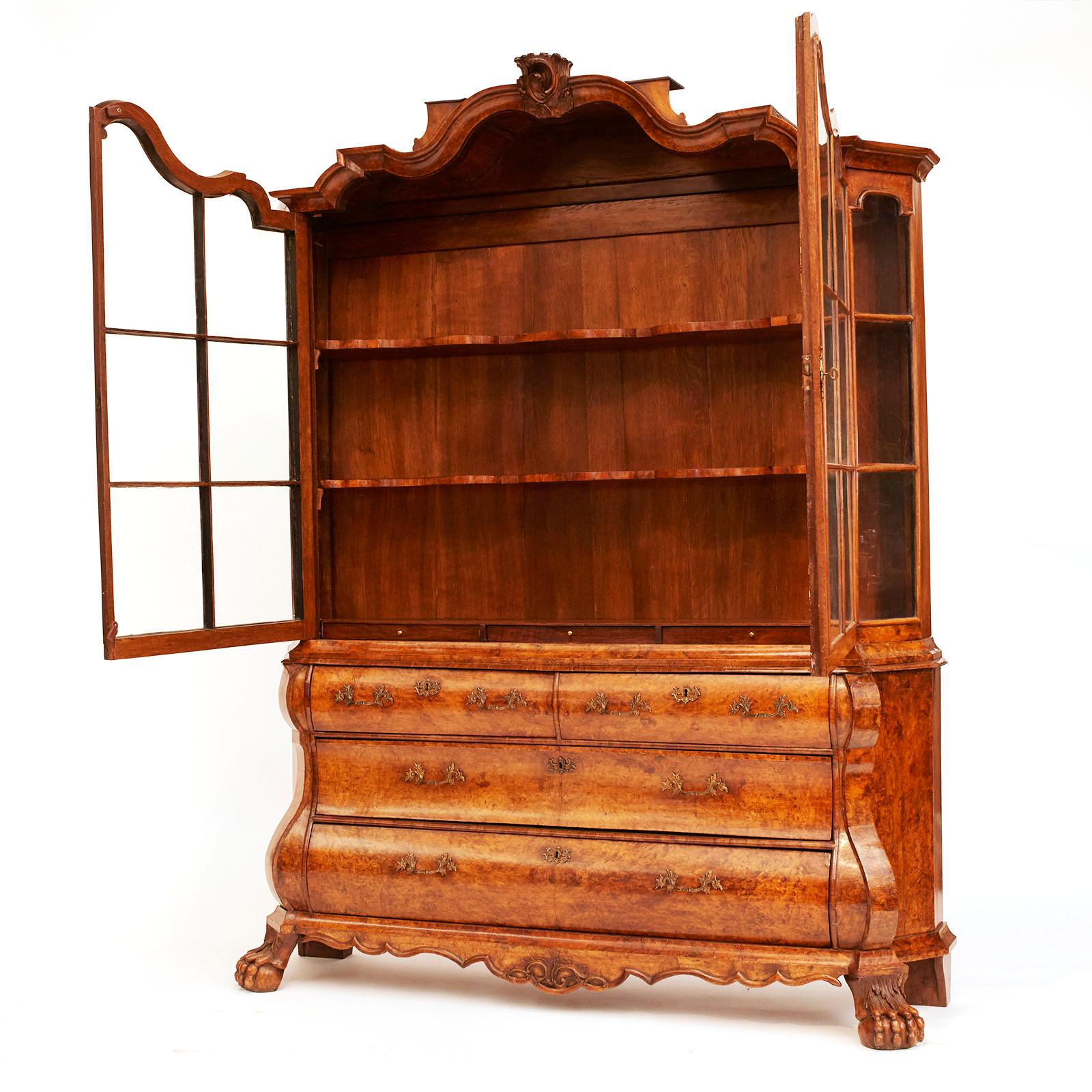 Niederländischer Rokoko-Bücherregalschrank aus Wurzelholz und Nussbaumholz mit Glastüren, ca. 1770 (Spätes 18. Jahrhundert) im Angebot