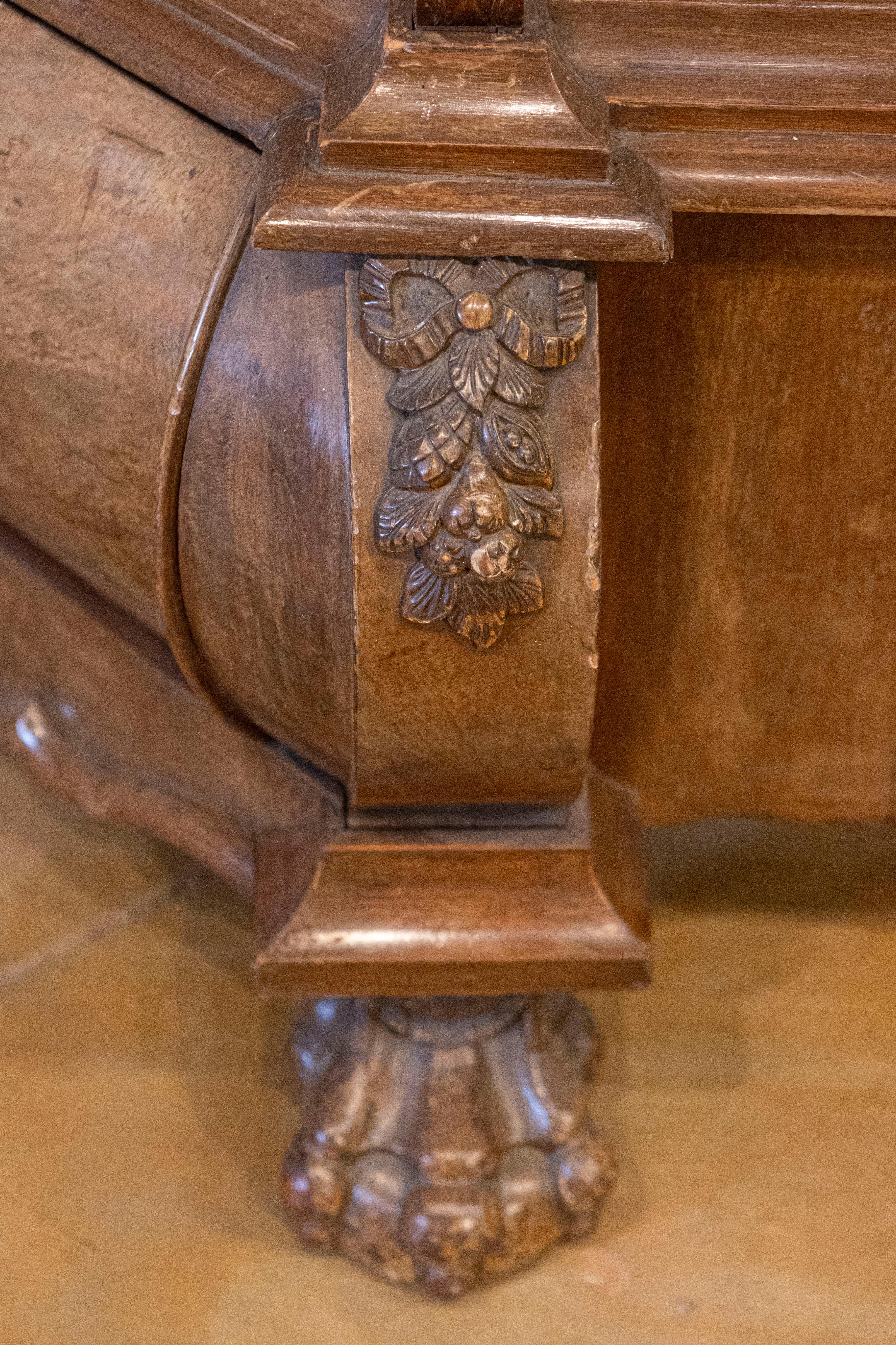 Dutch Rococo Revival 1890s Bombé Vitrine Display Cabinet with Carved Medallion For Sale 6