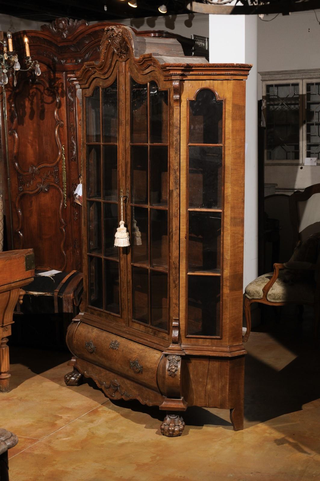 Dutch Rococo Revival 1890s Bombé Vitrine Display Cabinet with Carved Medallion For Sale 8