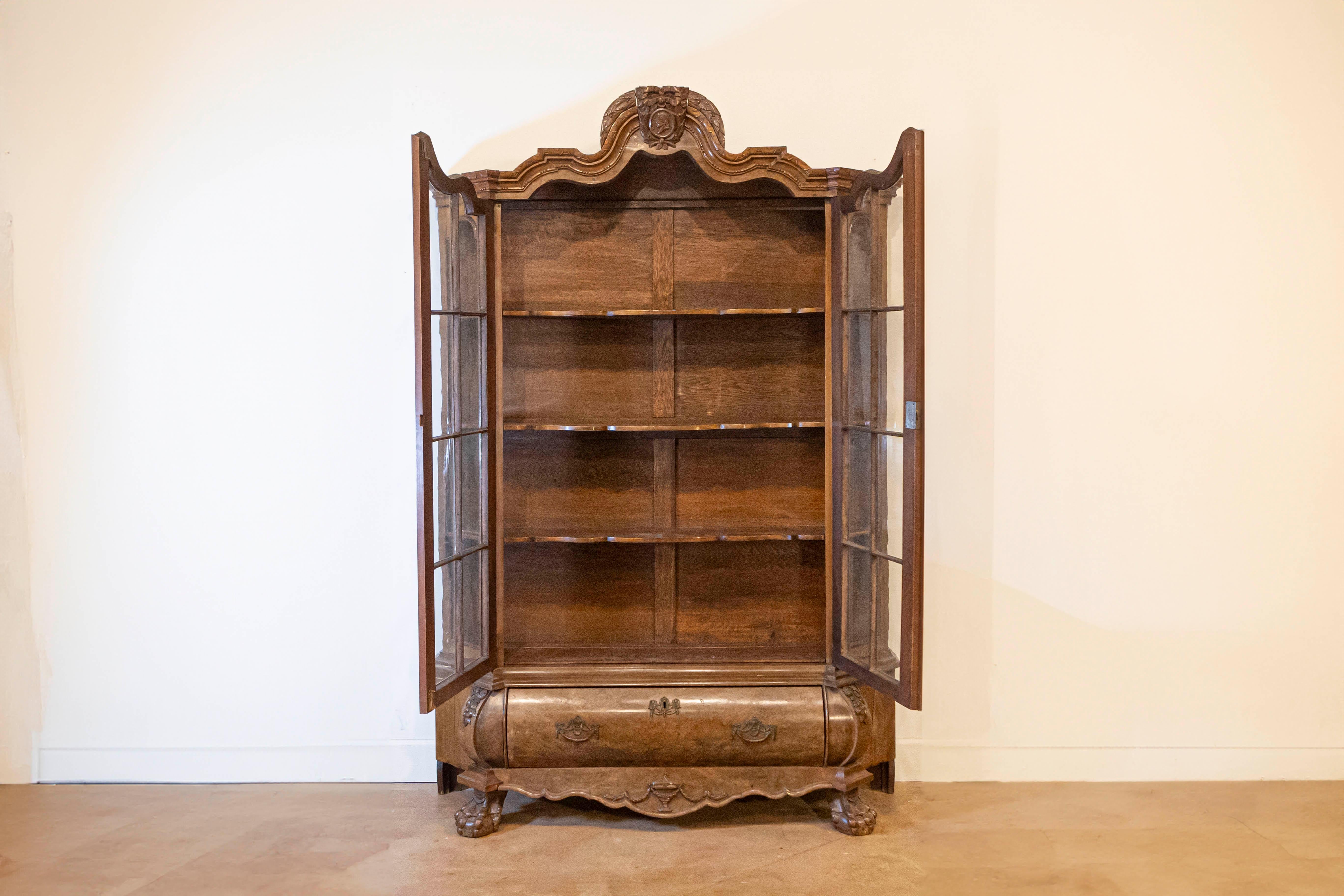 Dutch Rococo Revival 1890s Bombé Vitrine Display Cabinet with Carved Medallion In Good Condition For Sale In Atlanta, GA