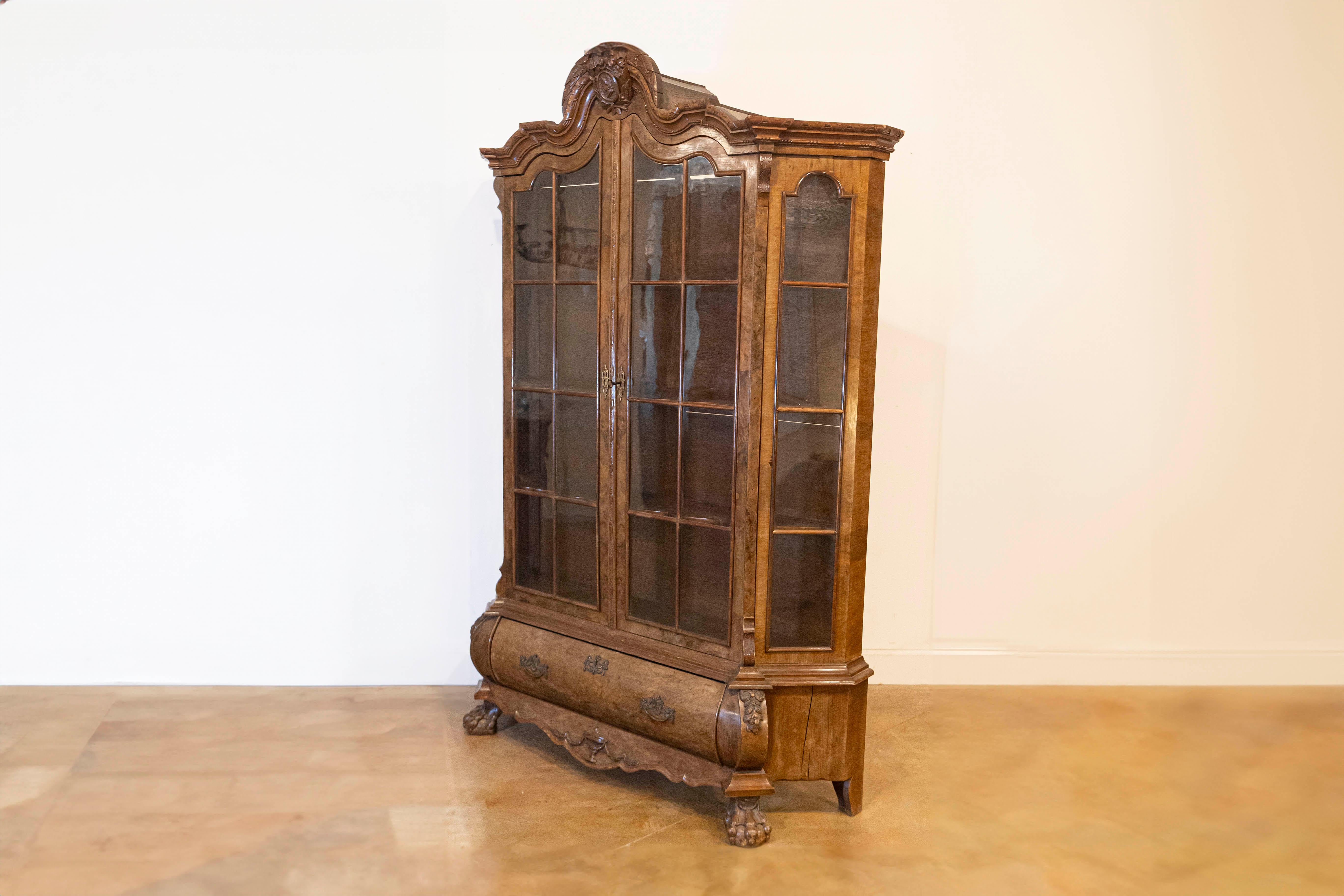 19th Century Dutch Rococo Revival 1890s Bombé Vitrine Display Cabinet with Carved Medallion For Sale