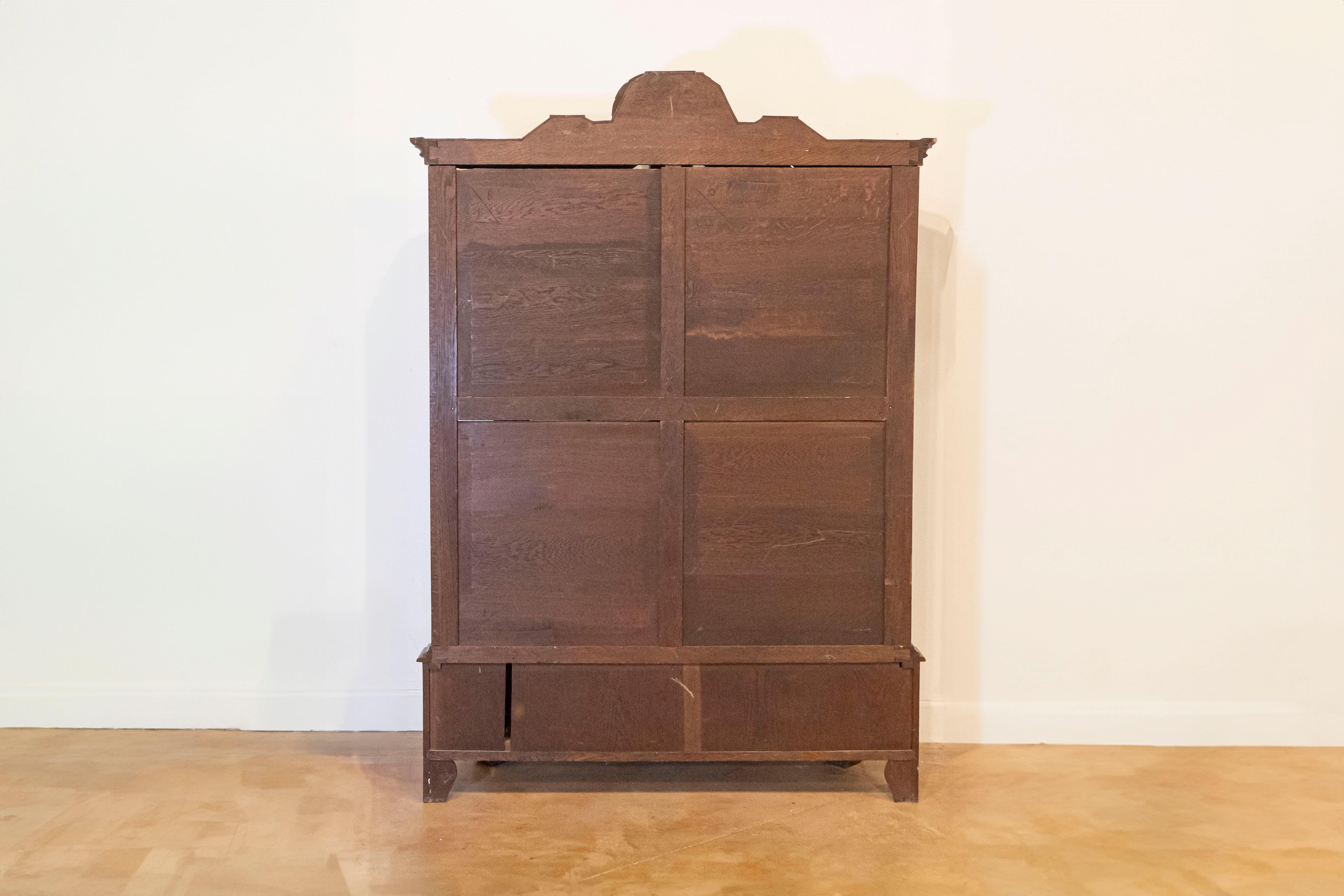 Dutch Rococo Revival 1890s Bombé Vitrine Display Cabinet with Carved Medallion For Sale 1