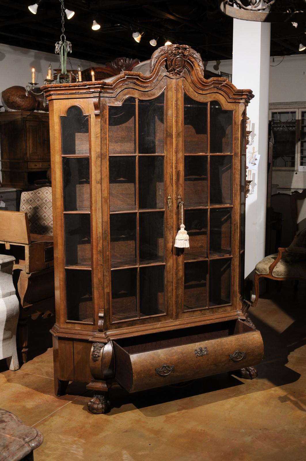 Dutch Rococo Revival 1890s Bombé Vitrine Display Cabinet with Carved Medallion For Sale 1