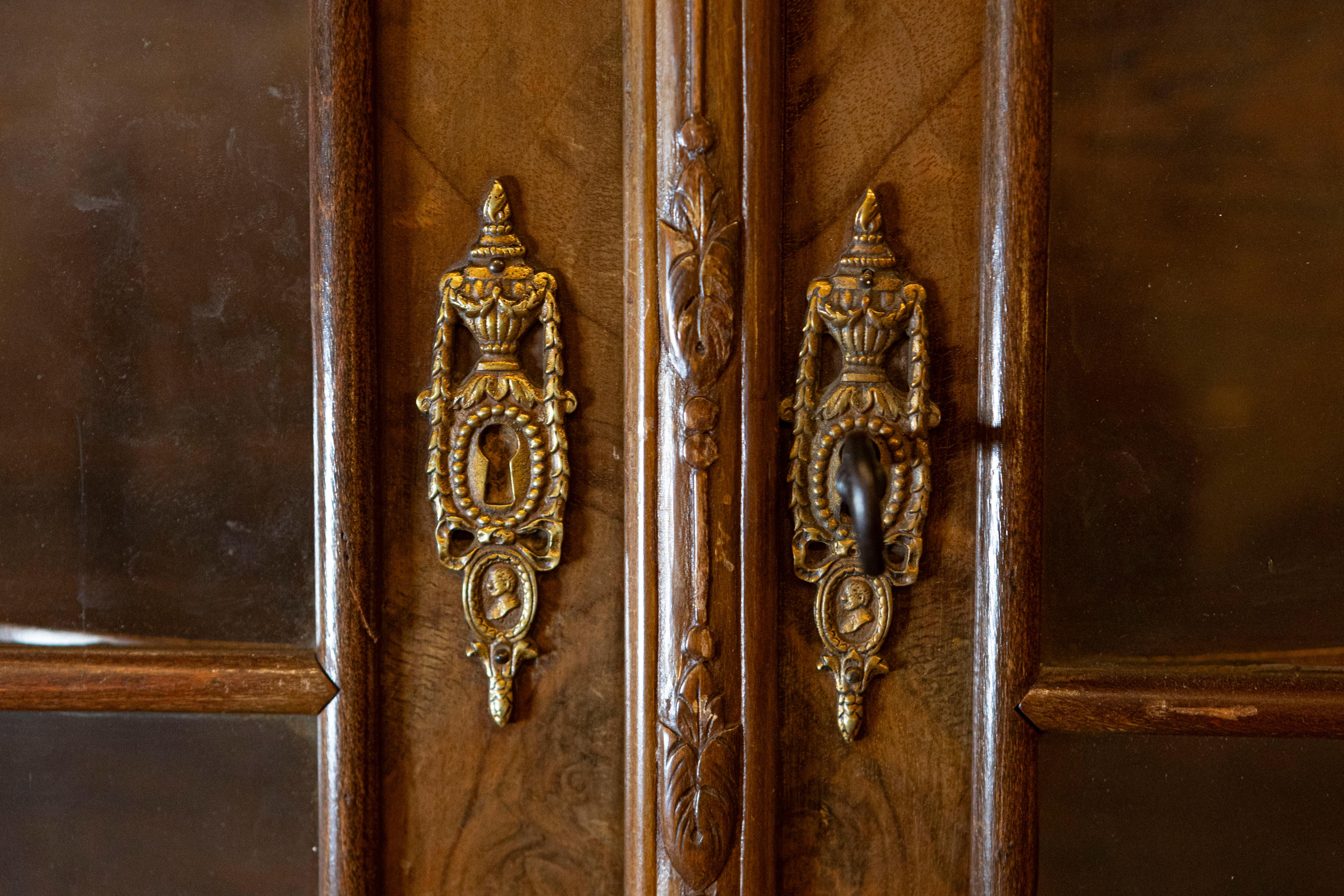 Dutch Rococo Revival 1890s Bombé Vitrine Display Cabinet with Carved Medallion For Sale 2