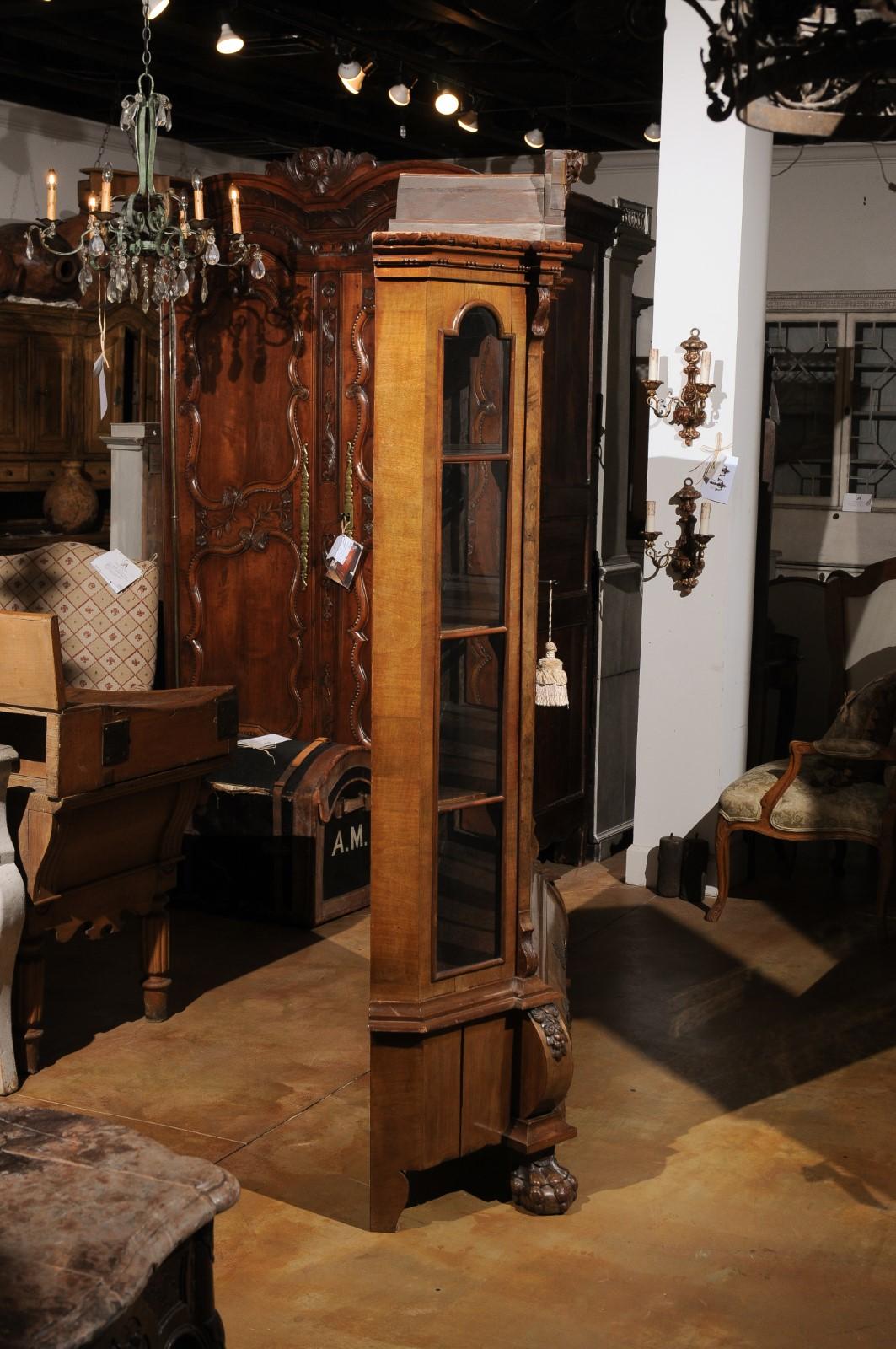 Dutch Rococo Revival 1890s Bombé Vitrine Display Cabinet with Carved Medallion For Sale 3