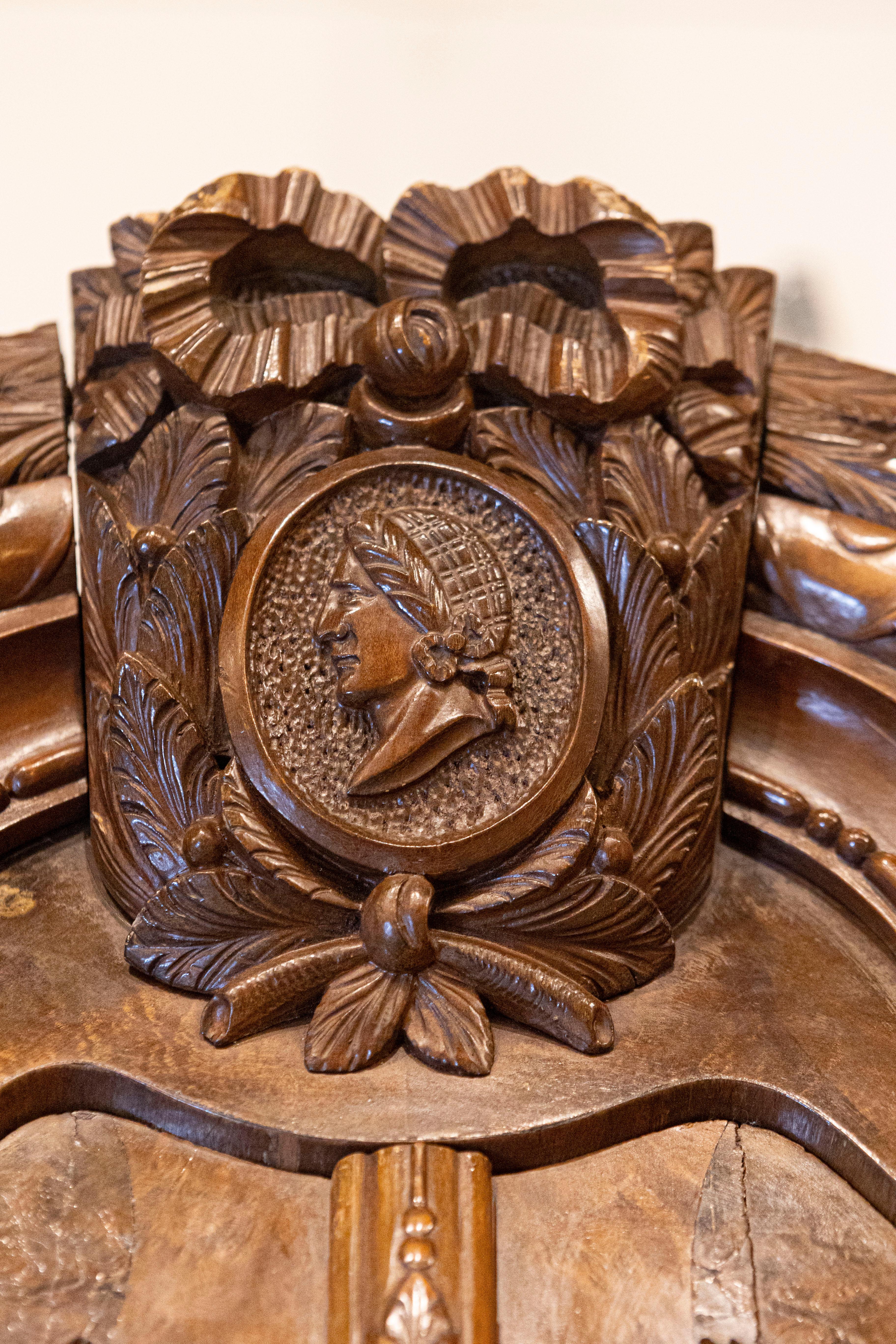 Dutch Rococo Revival 1890s Bombé Vitrine Display Cabinet with Carved Medallion For Sale 4