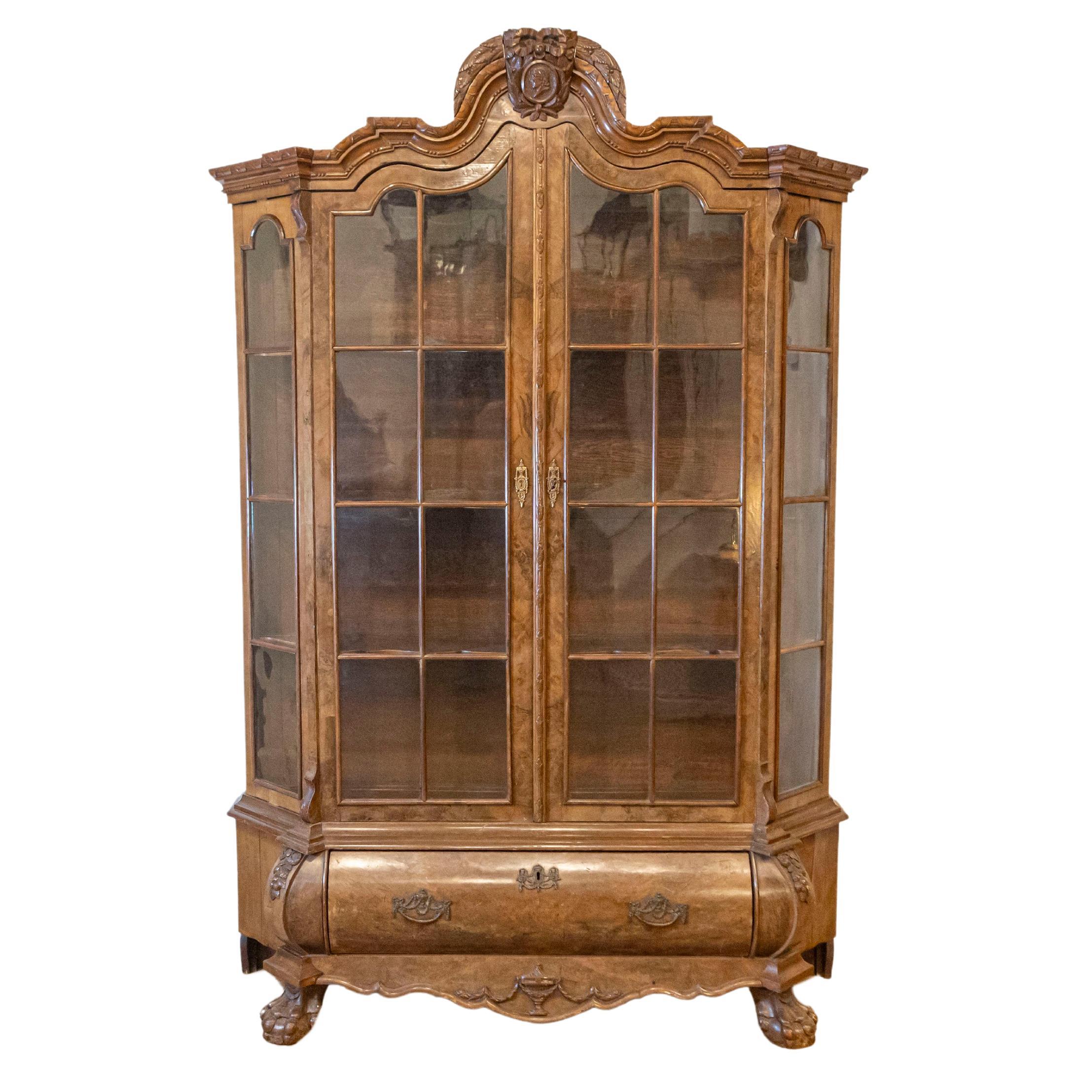Niederländische Rokoko-Revival 1890er Jahre Bombé Vitrine Vitrine Schrank mit geschnitzten Medaillon