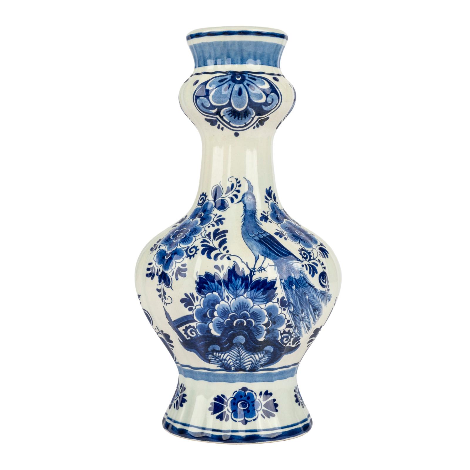 Guarnición de tres piezas de loza holandesa Royal Delft, S. XX Holandés en venta