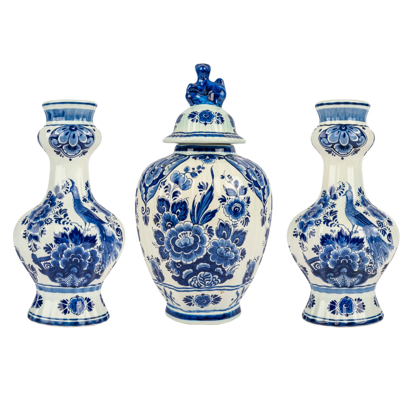 Guarnición de tres piezas de loza holandesa Royal Delft, S. XX en Bueno estado para la venta en St. Catharines, ON