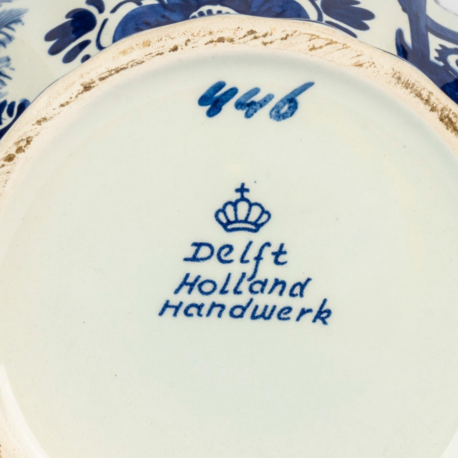 Guarnición de tres piezas de loza holandesa Royal Delft, S. XX Fayenza en venta