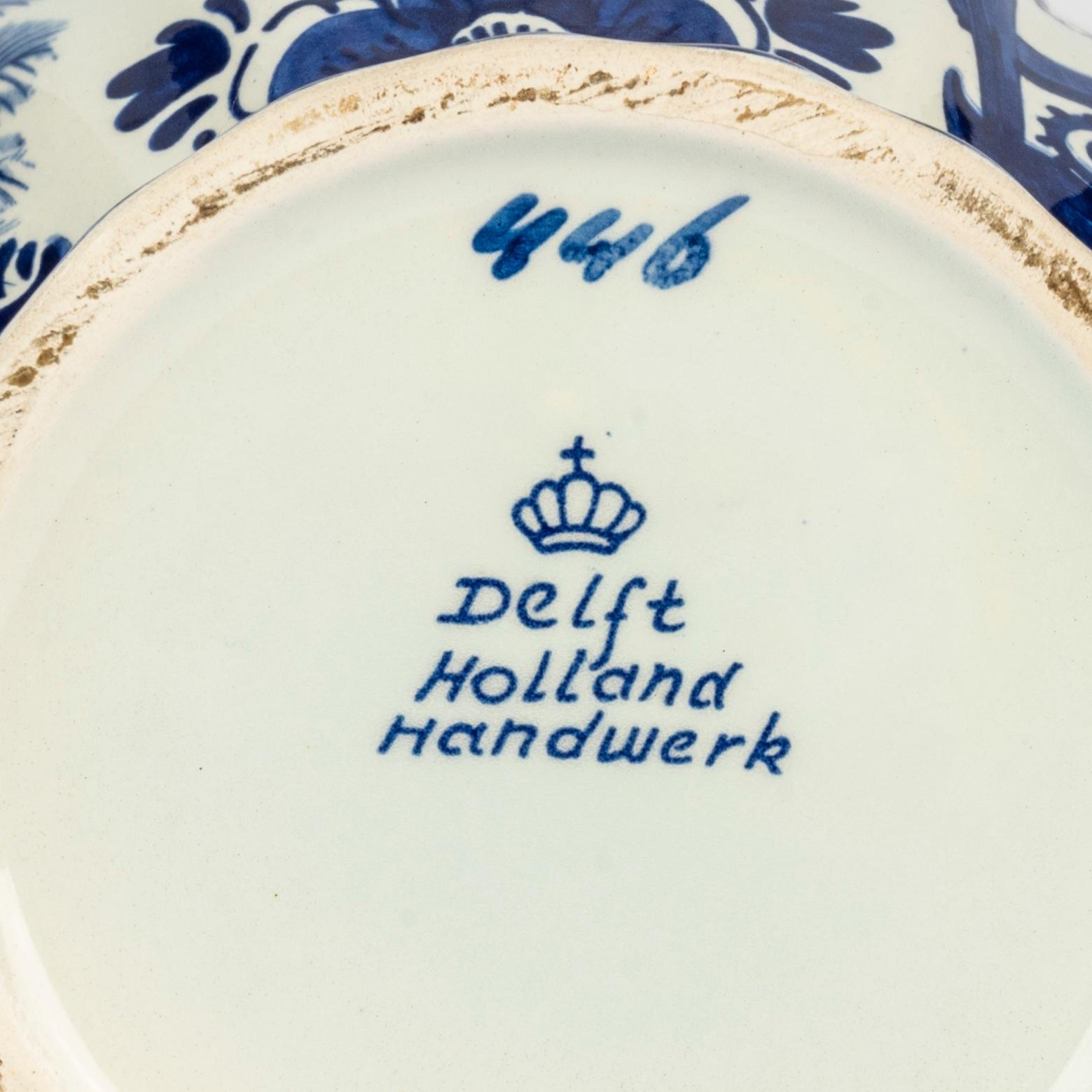 Guarnición de tres piezas de loza holandesa Royal Delft, S. XX en venta 1