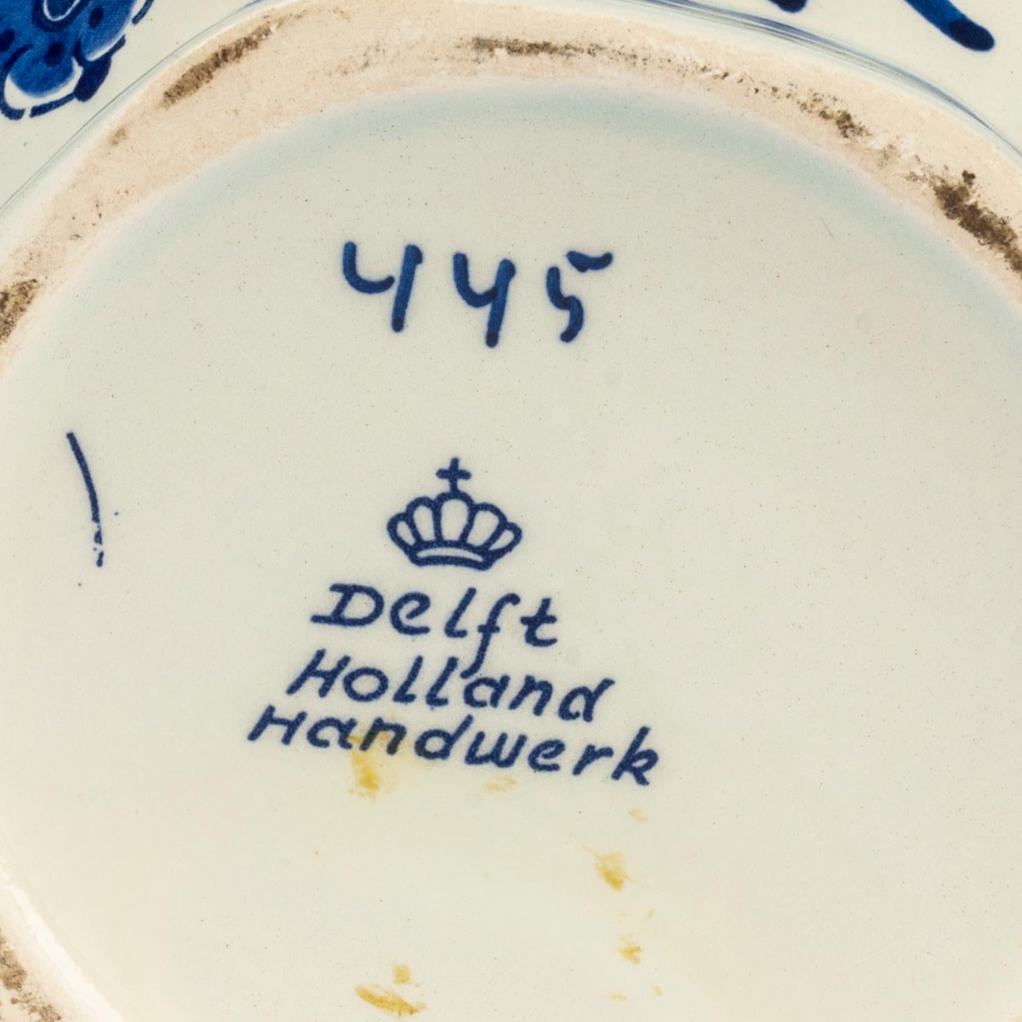 Guarnición de tres piezas de loza holandesa Royal Delft, S. XX en venta 2