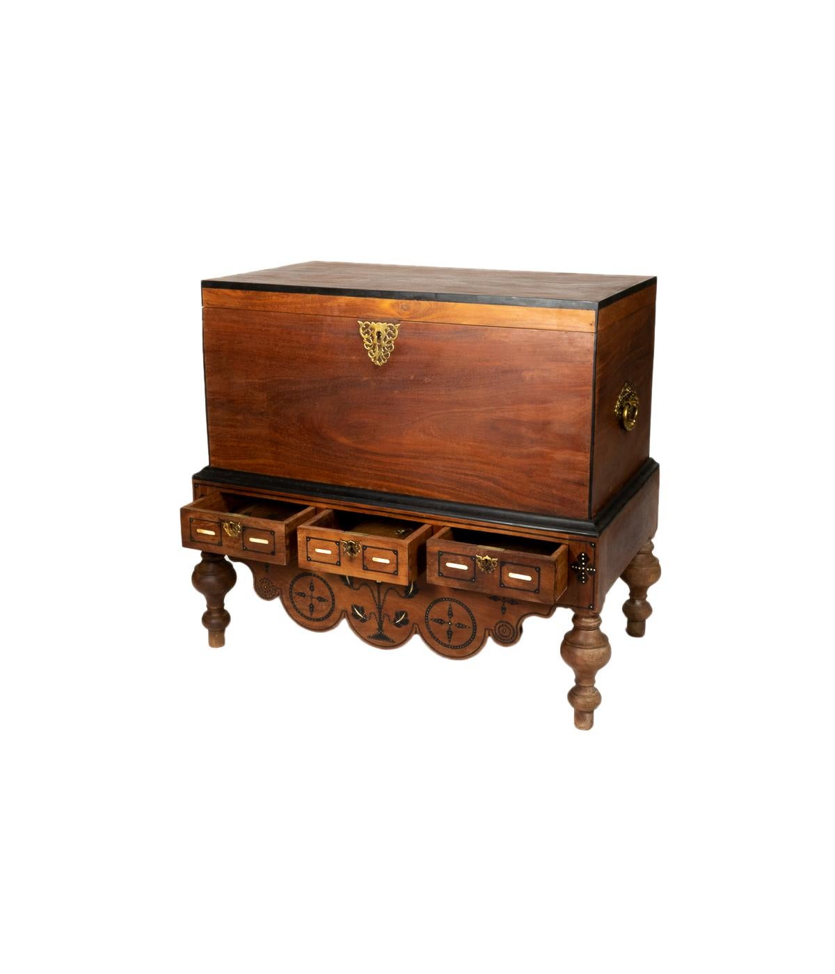 Un imposant coffre Coloni en bois de santal des Indes orientales, avec des pieds tournés à la main, des garnitures en ébène, des incrustations et des accents en laiton, ainsi qu'une marqueterie très travaillée dans la partie inférieure du coffre et