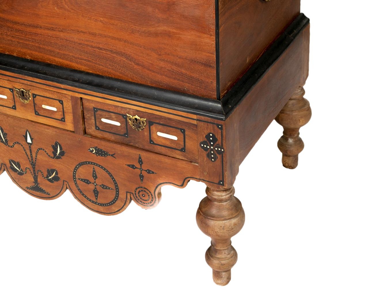 Colonial hollandais Coffre hollandais en bois de santal, 19e siècle en vente