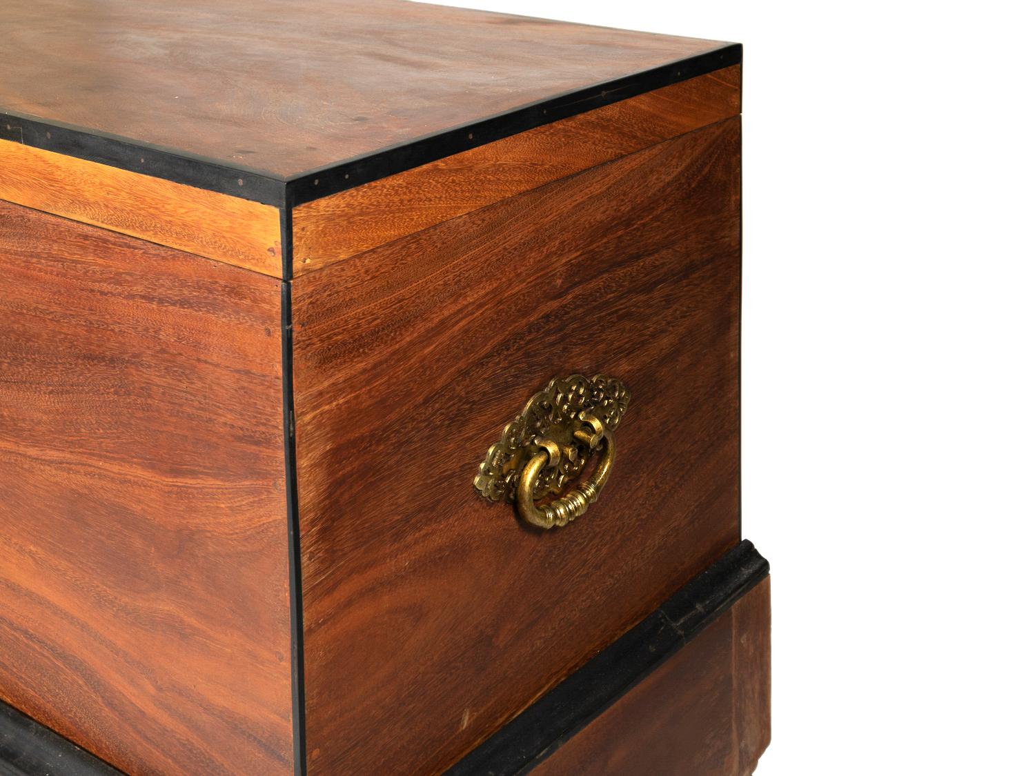 Indien Coffre hollandais en bois de santal, 19e siècle en vente