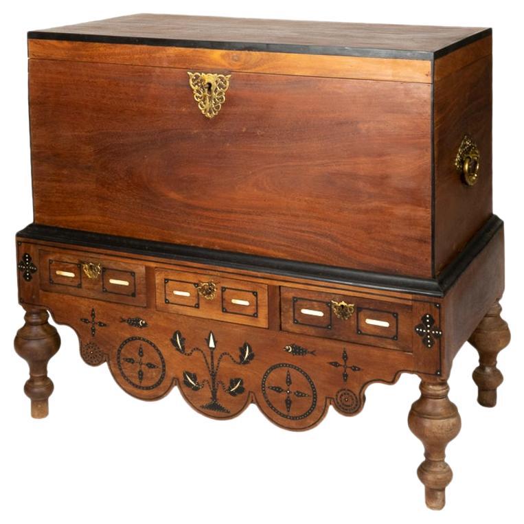 Cassapanca olandese in legno di sandalo, XIX secolo