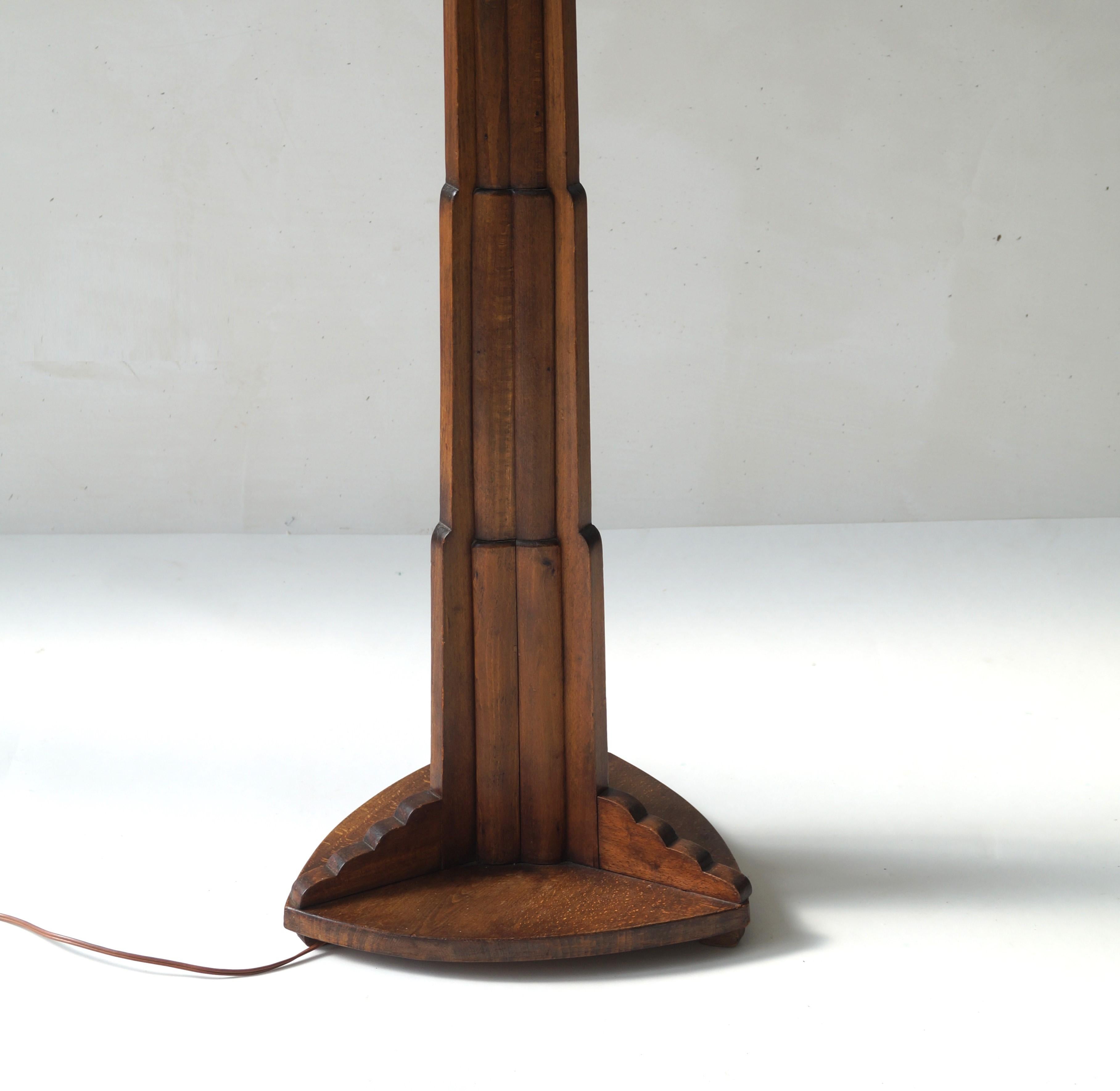 A scuptural Dutch Art Deco 1920s floorlamp, Amsterdam School . Made from solid oak, with an extraordinary shaft and base. The piece is in very good original condition. 
This floorlamp combines very well with other Amsterdam School items or an eye