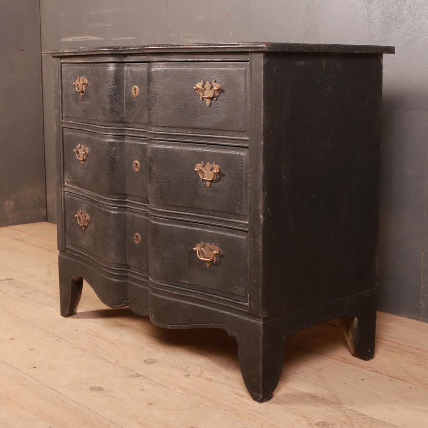 Small 19th century Dutch painted 3-drawer serpentine commode, 1820.

Dimensions:
37.5 inches (95 cms) wide
20 inches (51 cms) deep
33 inches (84 cms) high.

 
