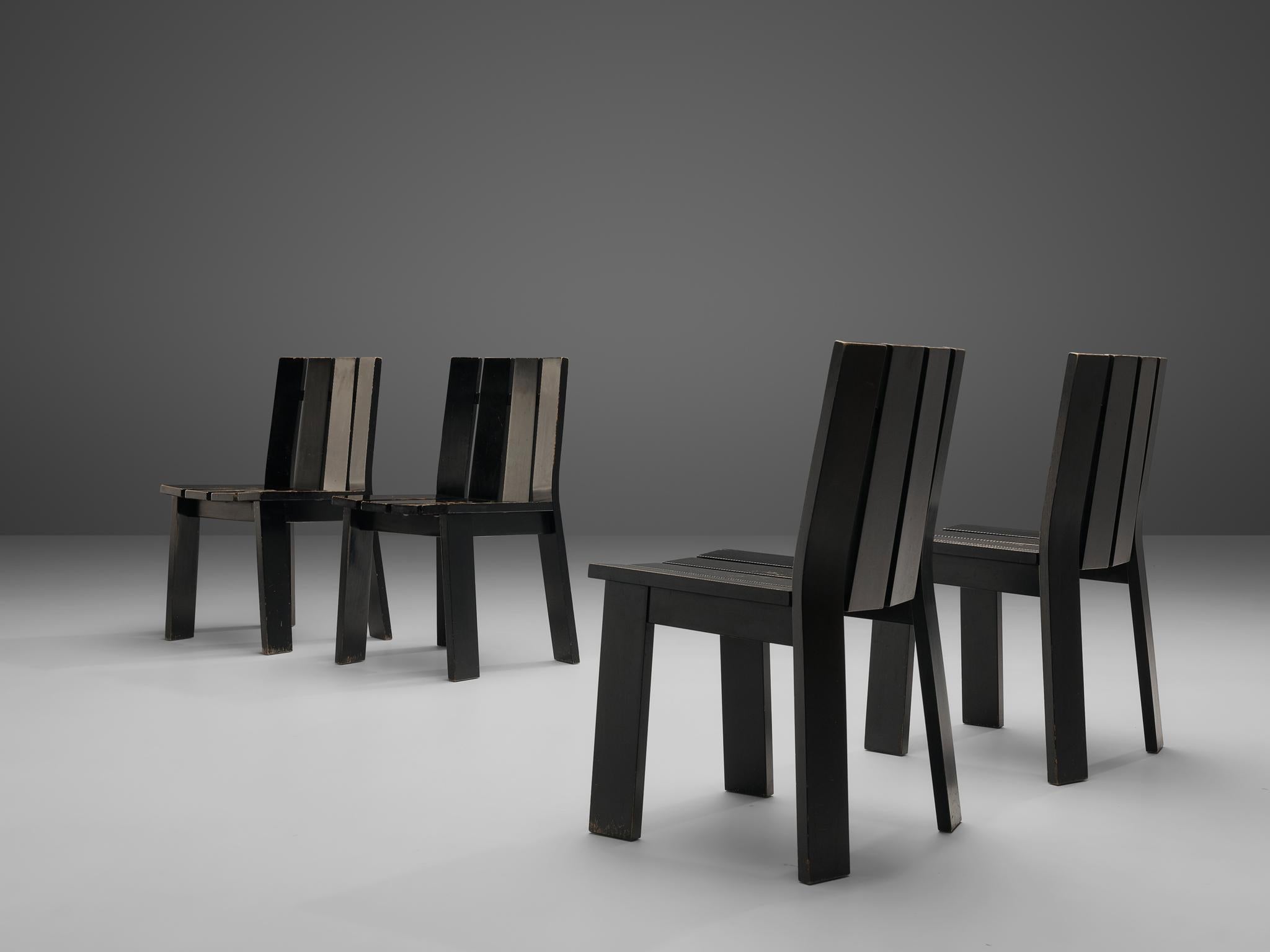 Satz von vier Esszimmerstühlen, schwarz lackiertes Holz, Niederlande, 1970er Jahre

Ein robustes Set von Esszimmerstühlen, das ganz aus Holzbrettern gefertigt ist und an das Design von Gerrit Rietveld erinnert. Das Design, das sich durch seine