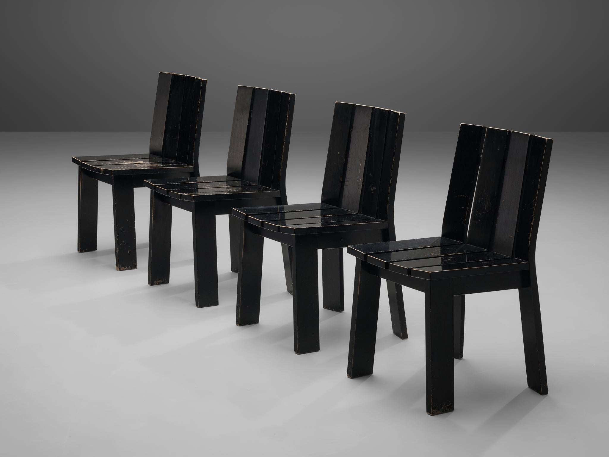 Niederländischer Satz von vier Esszimmerstühlen aus schwarz lackiertem Holz  (Brutalismus) im Angebot