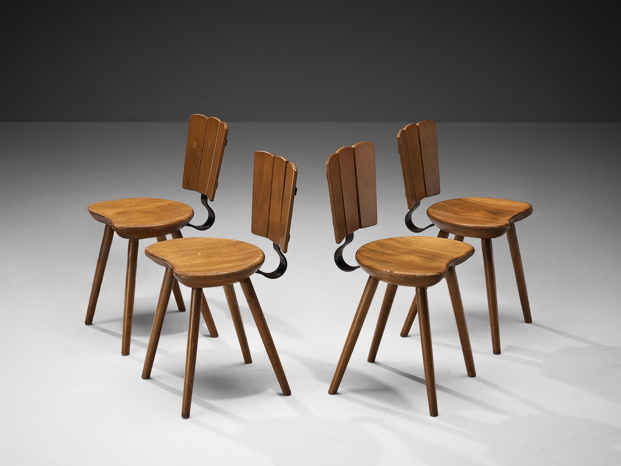 Set di quattro sedie da pranzo, faggio tinto, ghisa, Paesi Bassi, anni '70. 

Sedie da pranzo olandesi rustiche realizzate negli anni '70. Questo design in faggio tinto presenta un supporto per lo schienale in ghisa curvato. Nonostante l'aspetto