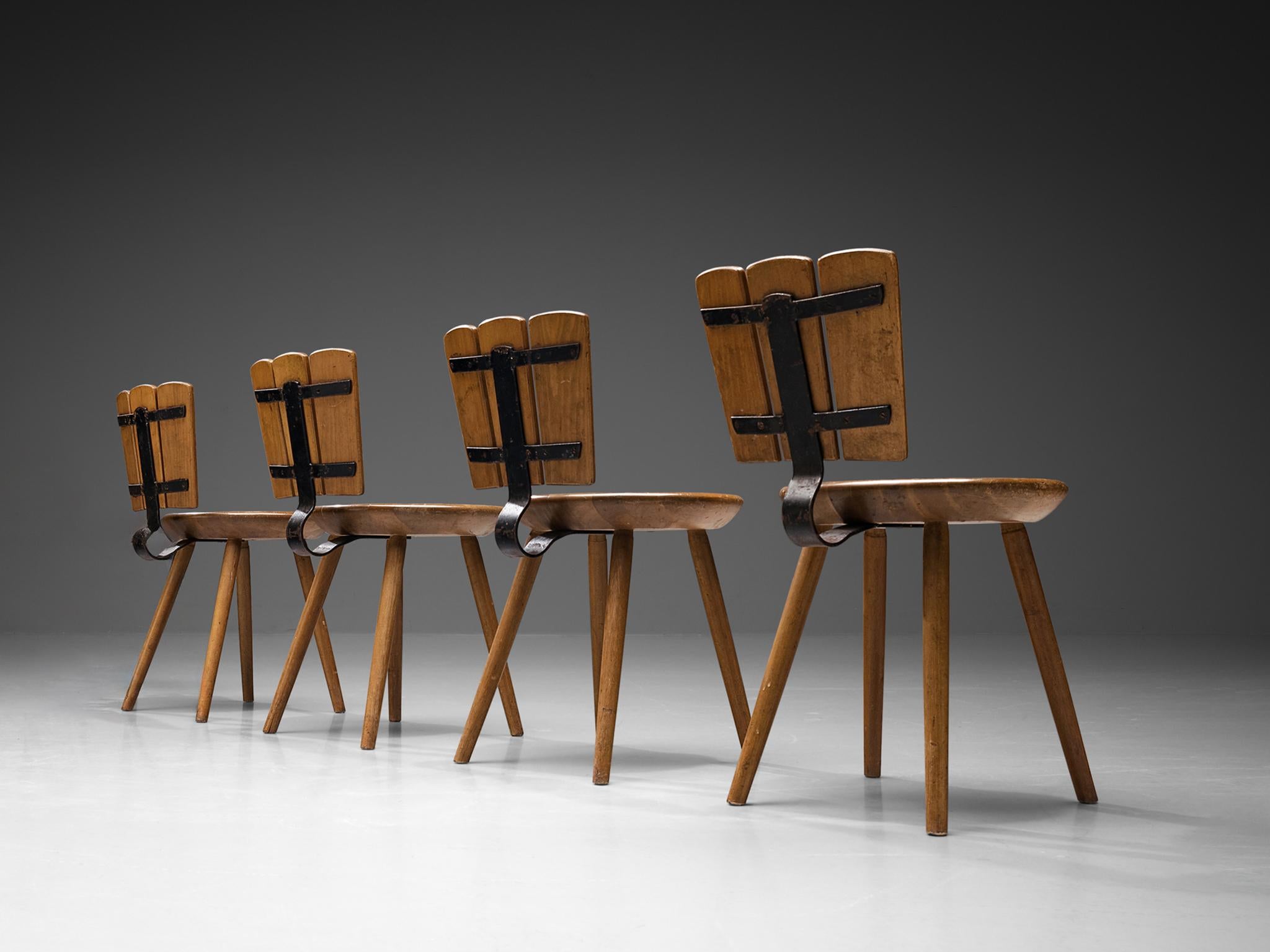 Mid-Century moderno Set di quattro sedie da pranzo rustiche olandesi in legno tinto e ghisa in vendita