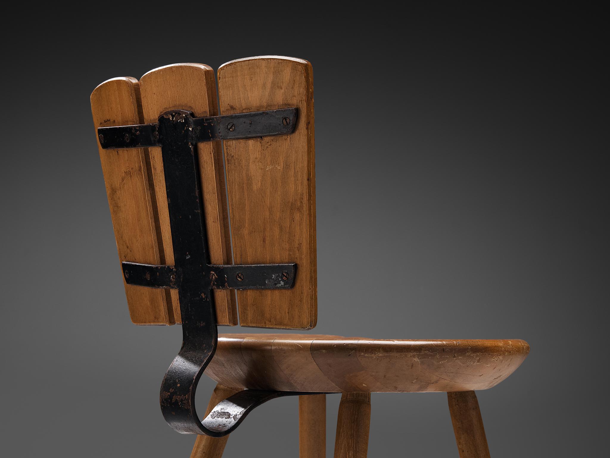 Olandese Set di quattro sedie da pranzo rustiche olandesi in legno tinto e ghisa in vendita
