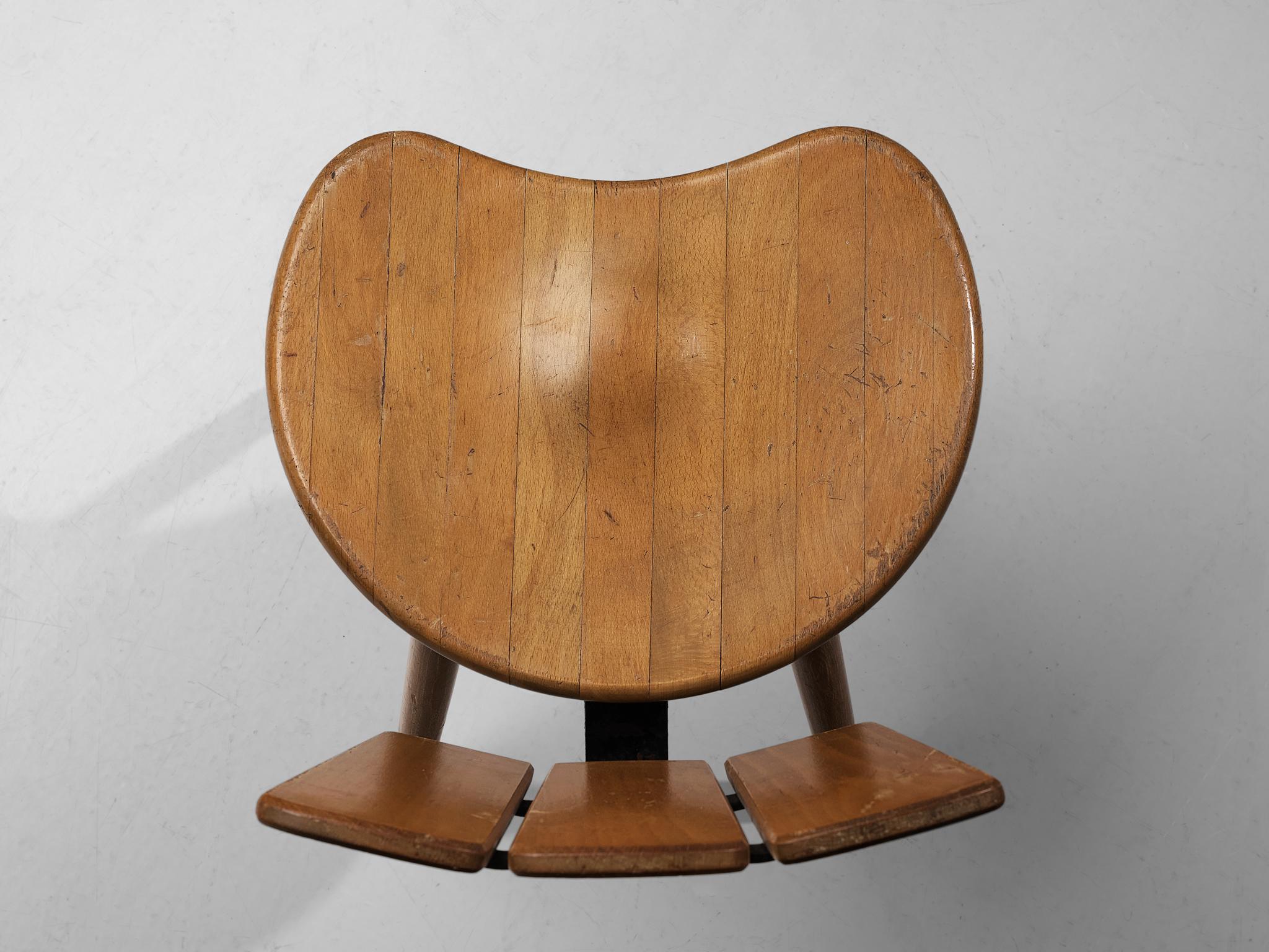 Fine XX secolo Set di quattro sedie da pranzo rustiche olandesi in legno tinto e ghisa in vendita