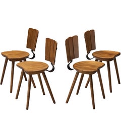Ensemble néerlandais de quatre chaises de salle à manger rustiques en bois teinté et fonte