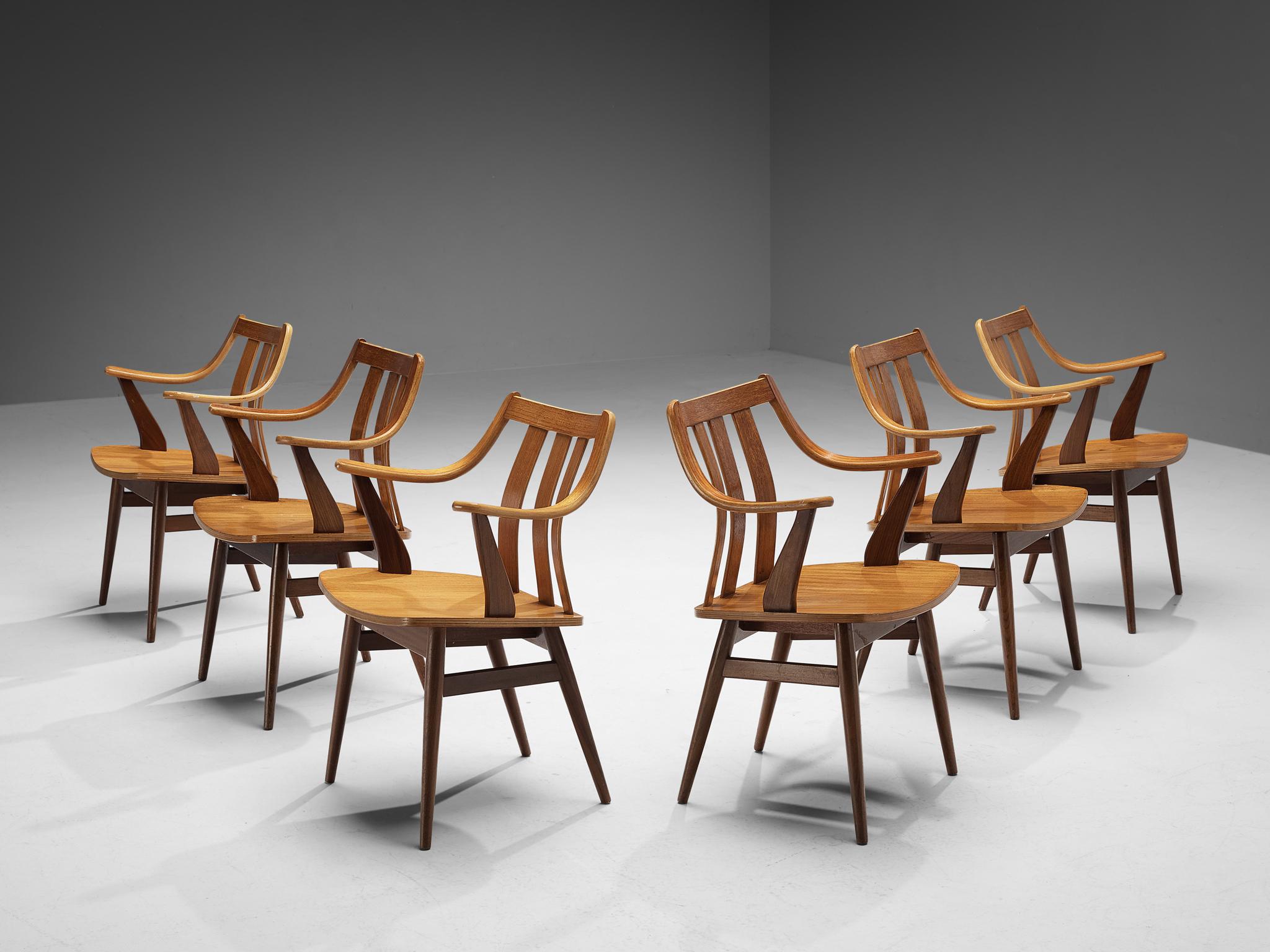 Dining chairs, plywood, Netherlands, 1960s

A set of innovative and durable chairs: these strongly curved dining chairs crafted from plywood. These chairs, a testament to both form and function, feature a distinctive silhouette characterized by
