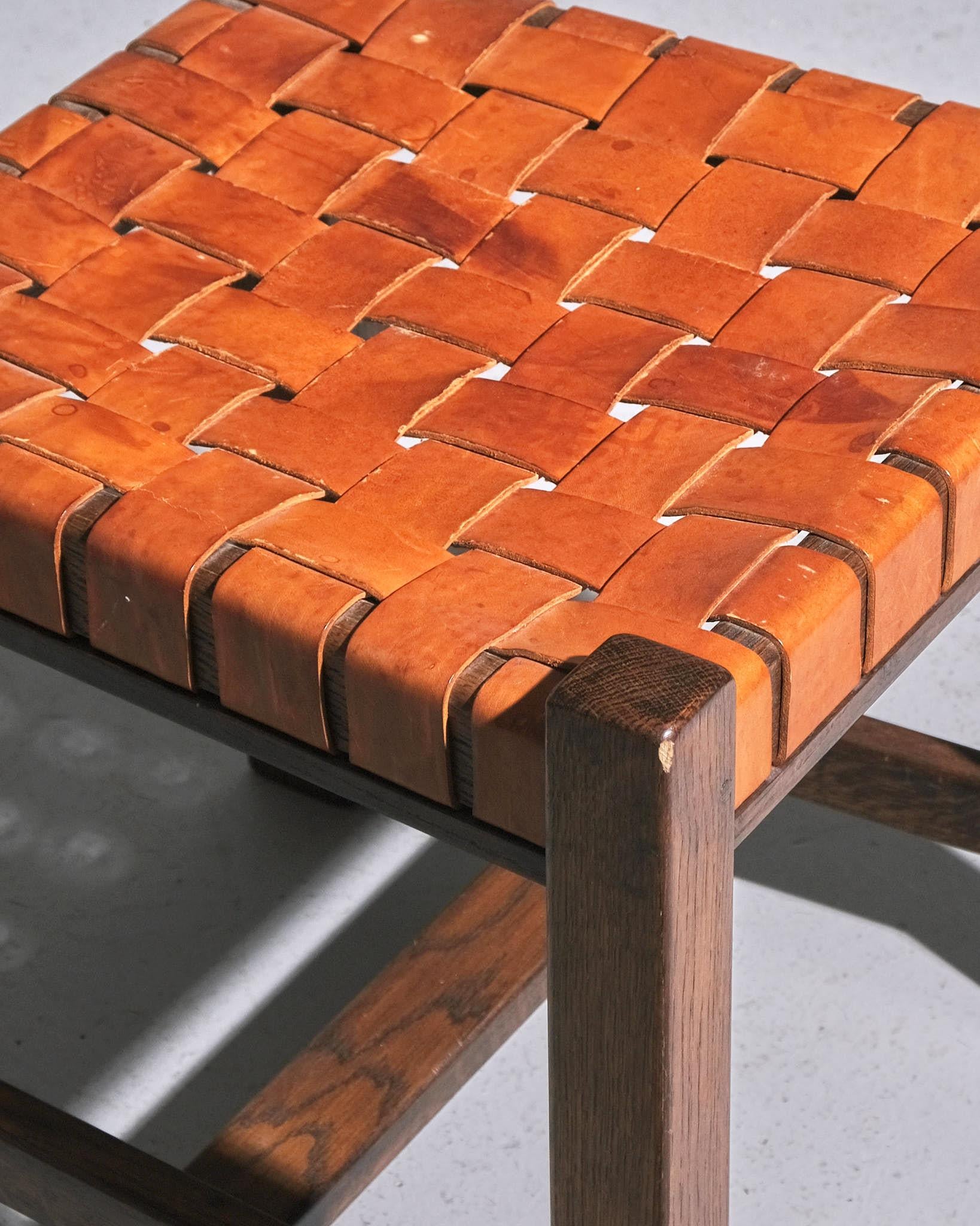 Un set di sei sedie da pranzo olandesi degli anni '70, con struttura in rovere massiccio e sedili in pelle intrecciata. La robusta struttura in Oak e il design funzionale riflettono la semplicità e la durata dell'artigianato olandese di metà