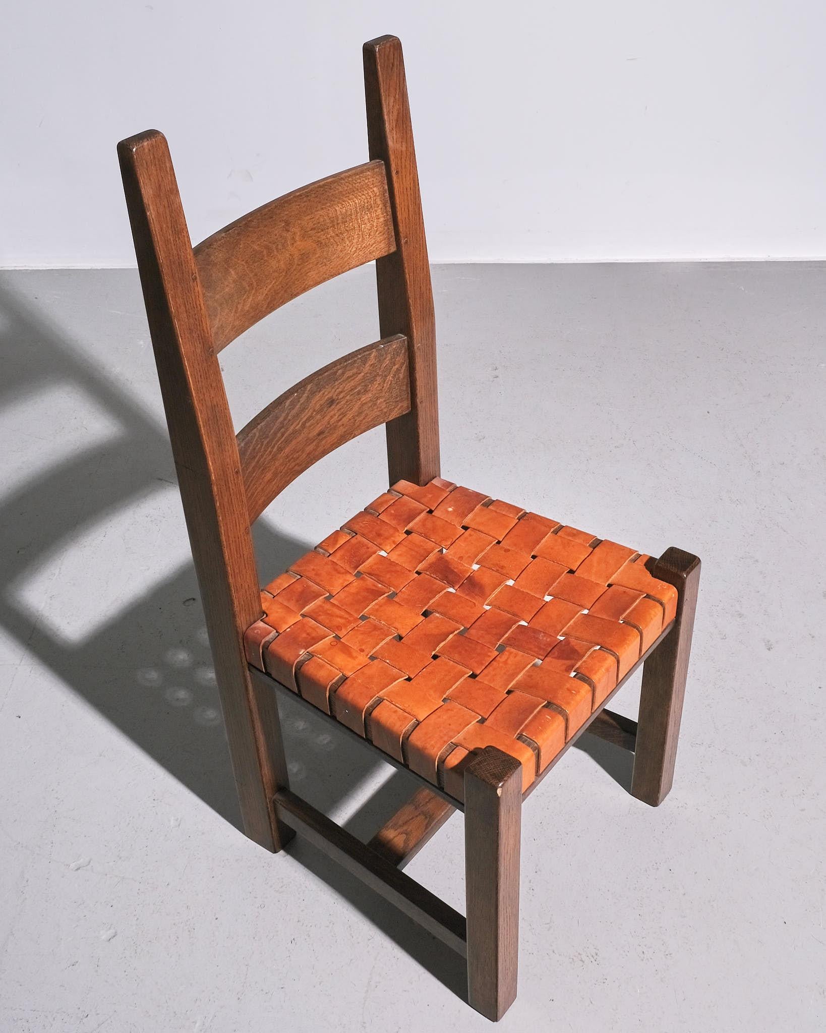 Mid-Century moderno Set olandese di sei sedie da pranzo in Oak e pelle in vendita