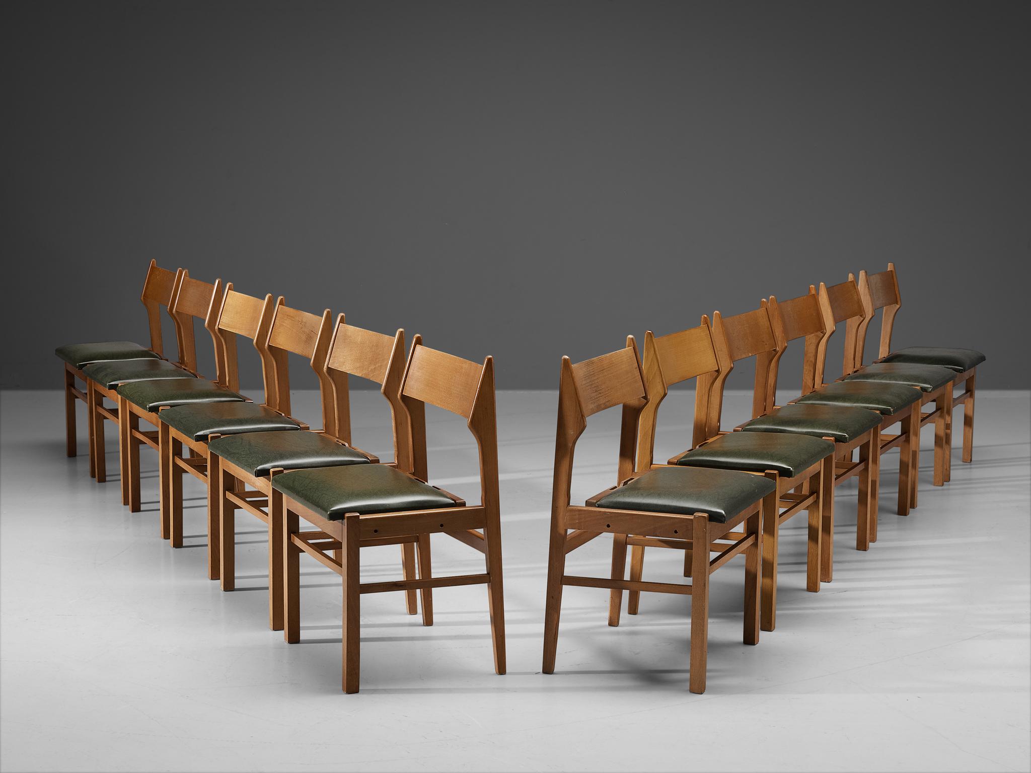 Milieu du XXe siècle Ensemble néerlandais de douze chaises de salle à manger en bois et similicuir vert foncé en vente