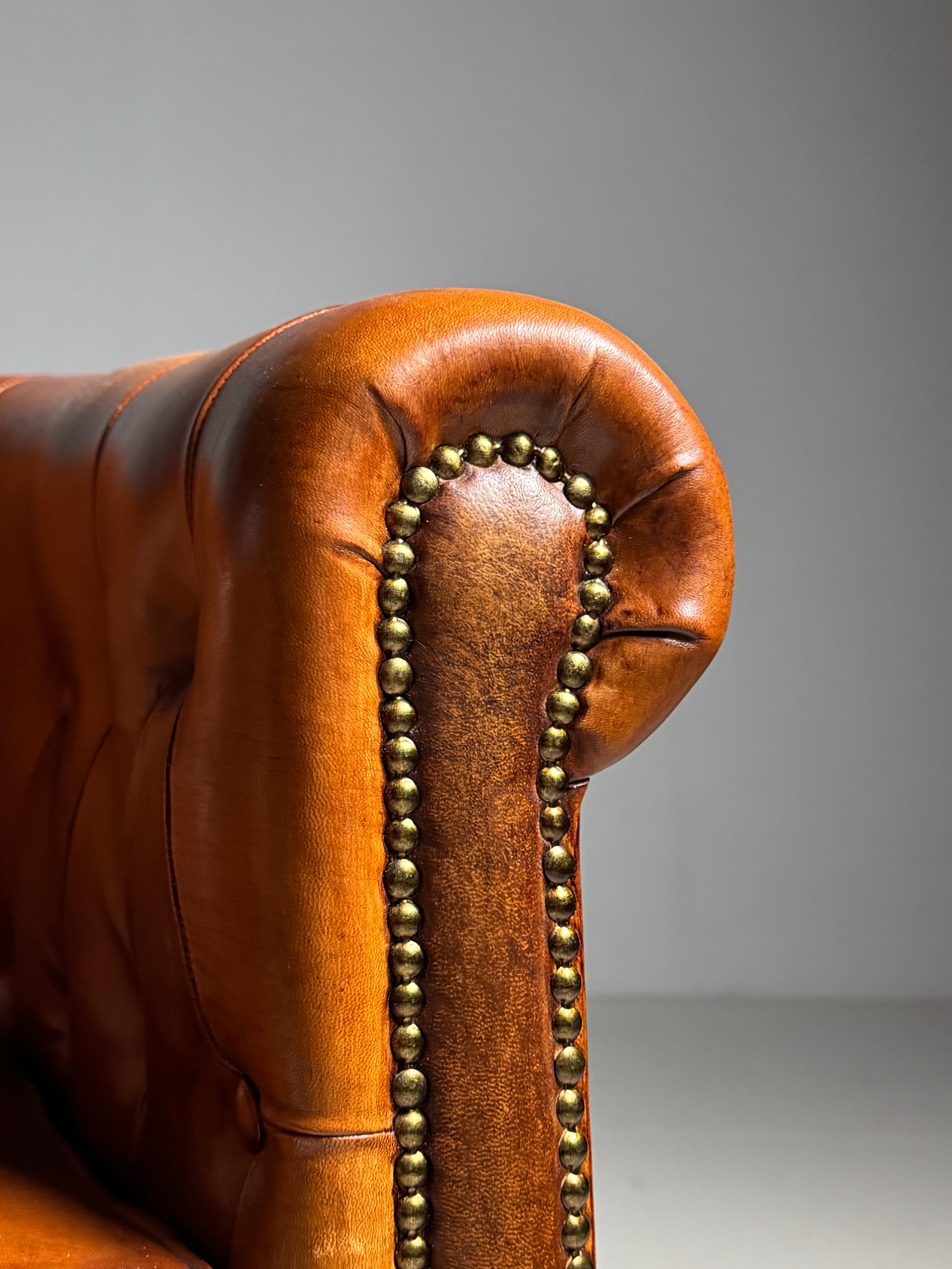 Clubchair aus Schafsleder. Wirklich in neuem Zustand. Wurde vom letzten Besitzer neu gekauft und nie benutzt.

Schöne Farbe. Abgeschlossen mit Ziernägeln. Wunderschön sowohl in modernen als auch in klassischen Innenräumen.

Abmessungen: 81B x 75T x