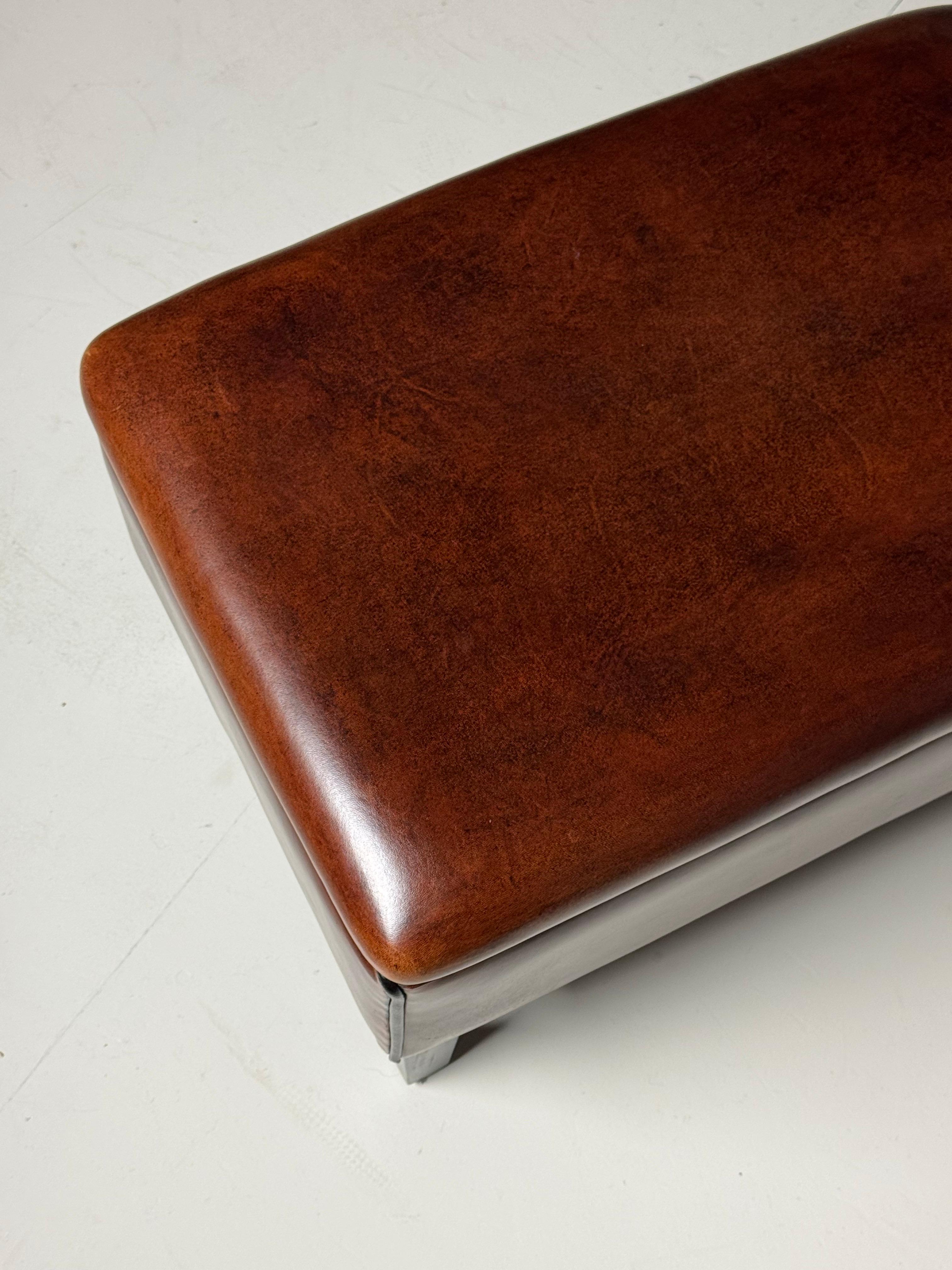 Tabouret en peau de mouton hollandais classique en vente 5