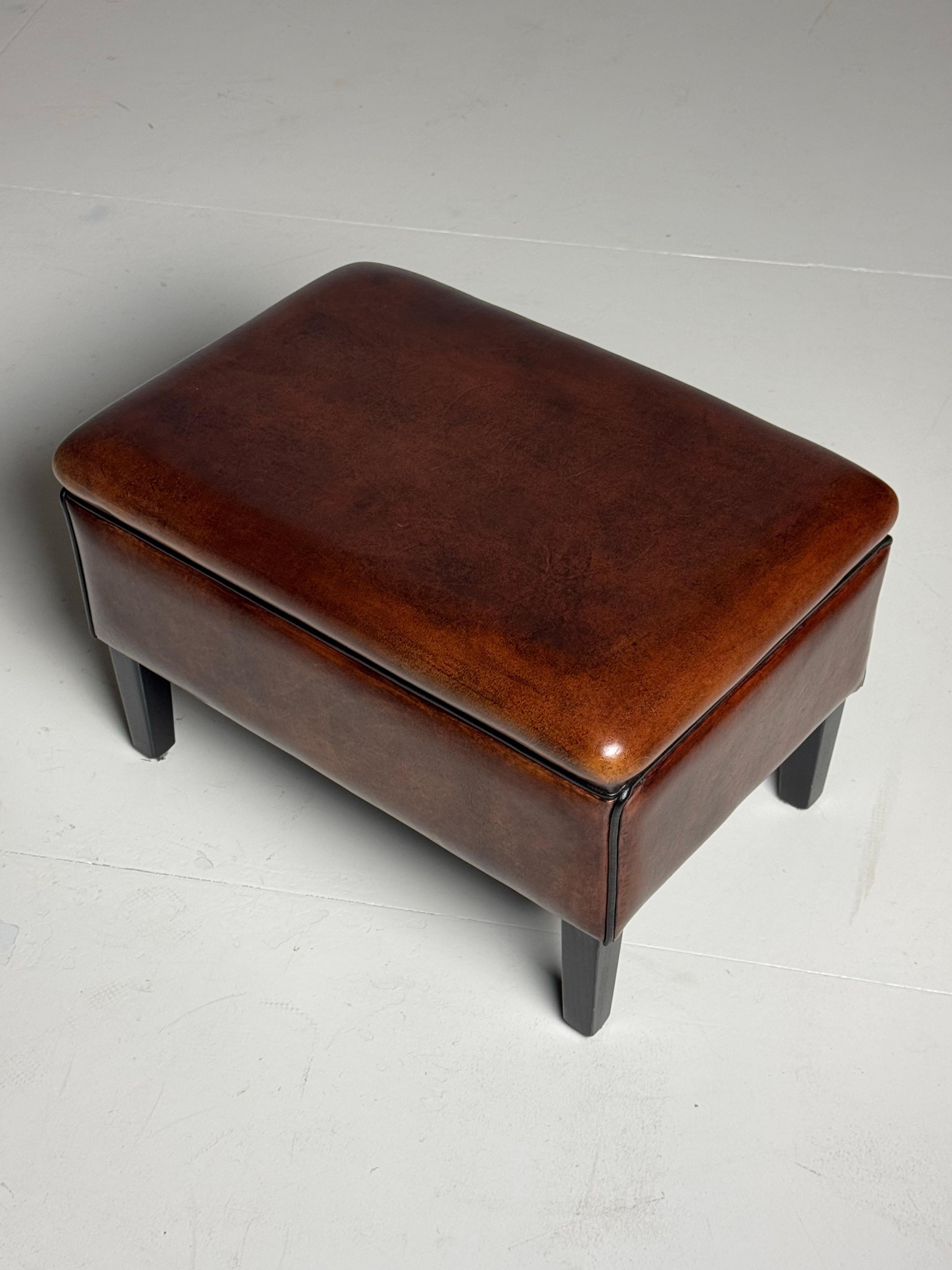 Tabouret en peau de mouton hollandais classique en vente 6